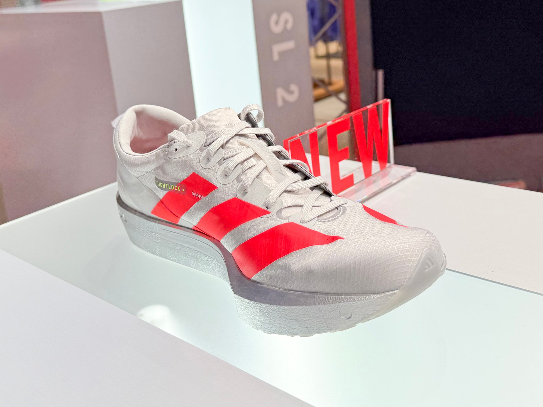 グレーのスニーカー