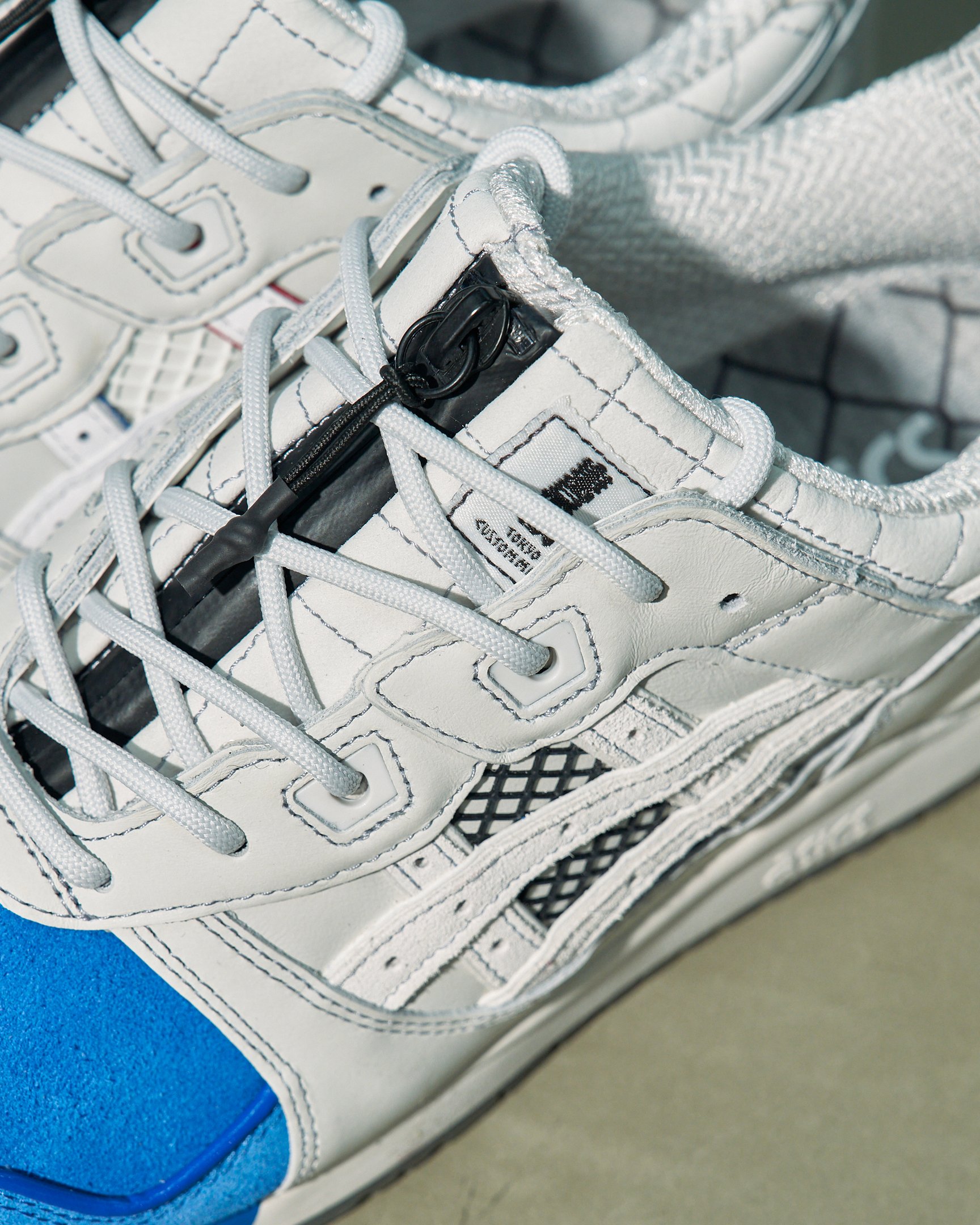 ホワイトとブルーのスニーカー