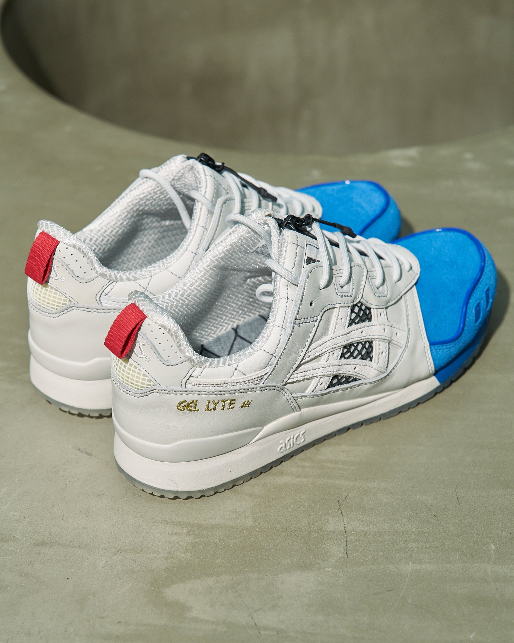 ホワイトとブルーのスニーカー