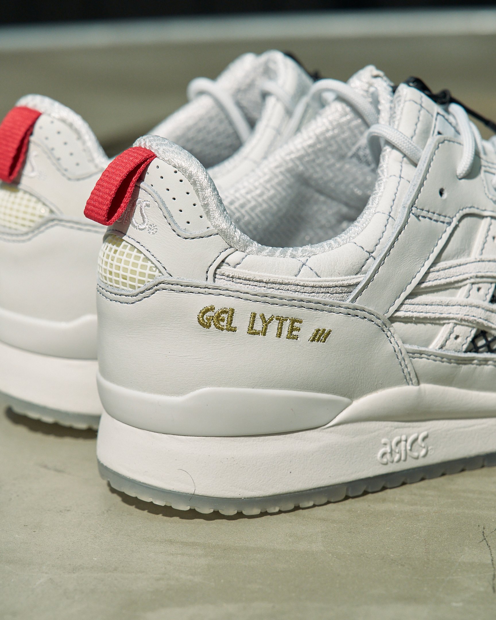 ホワイトとブルーのスニーカー