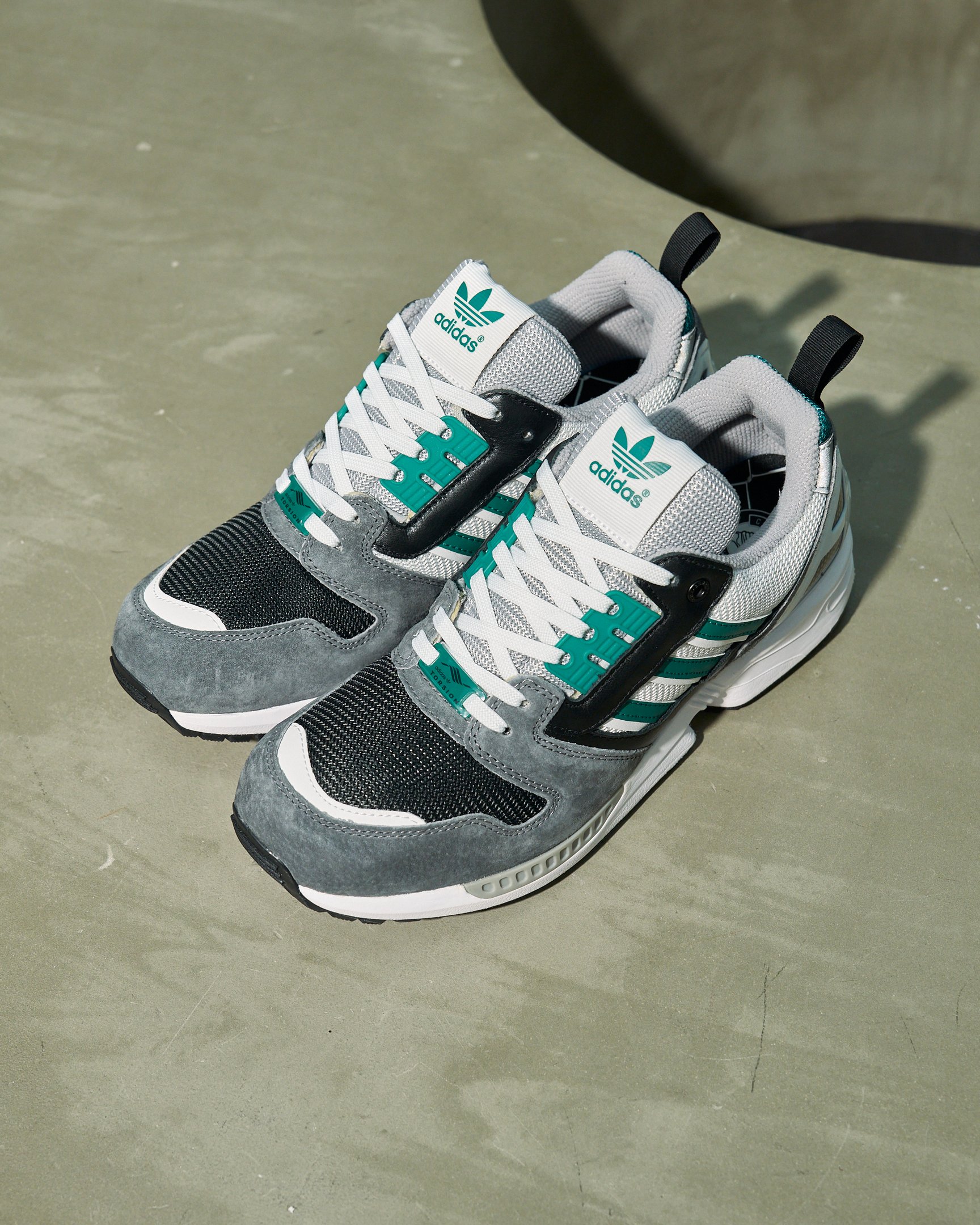 アディダスのスニーカー