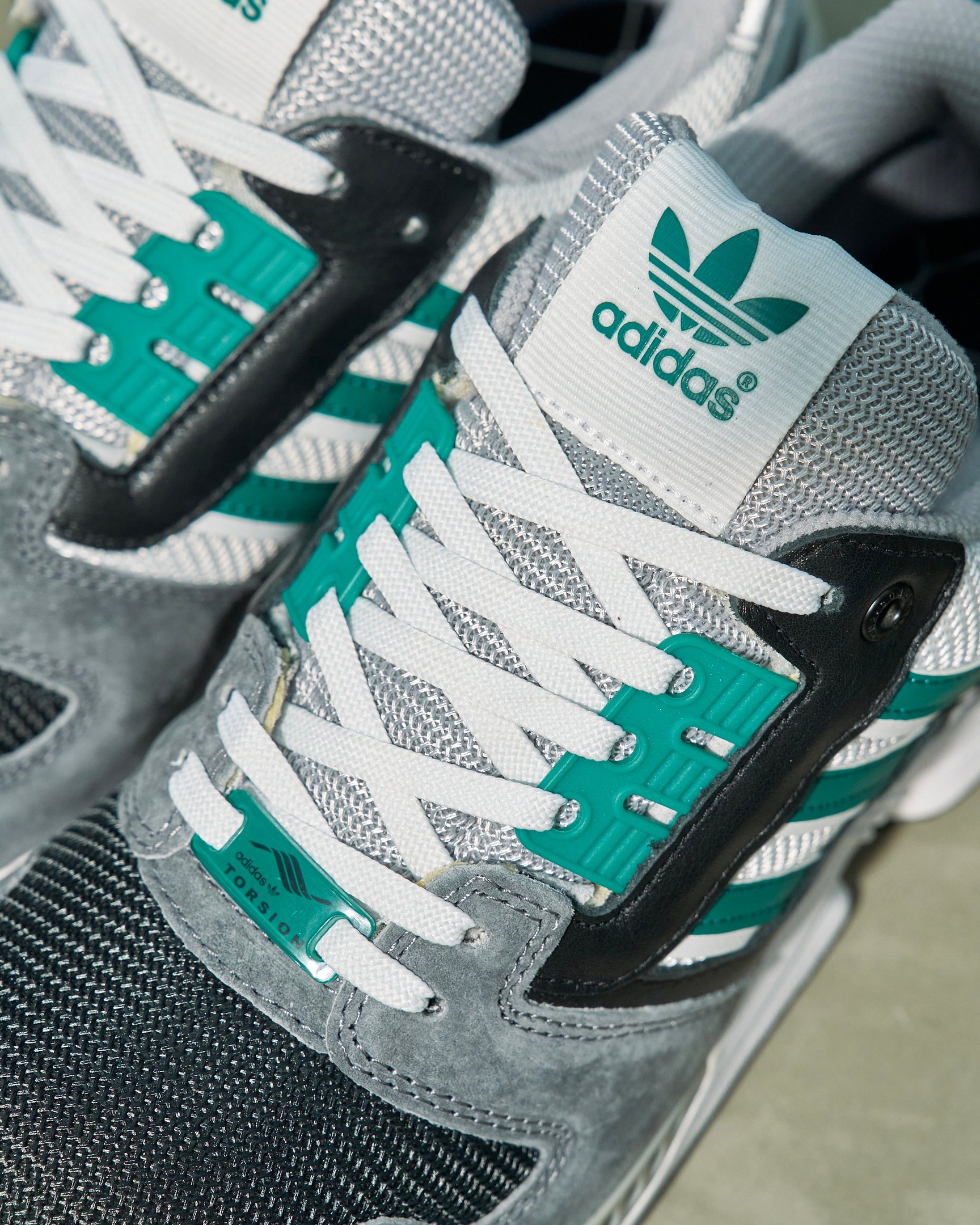 アディダスのスニーカー