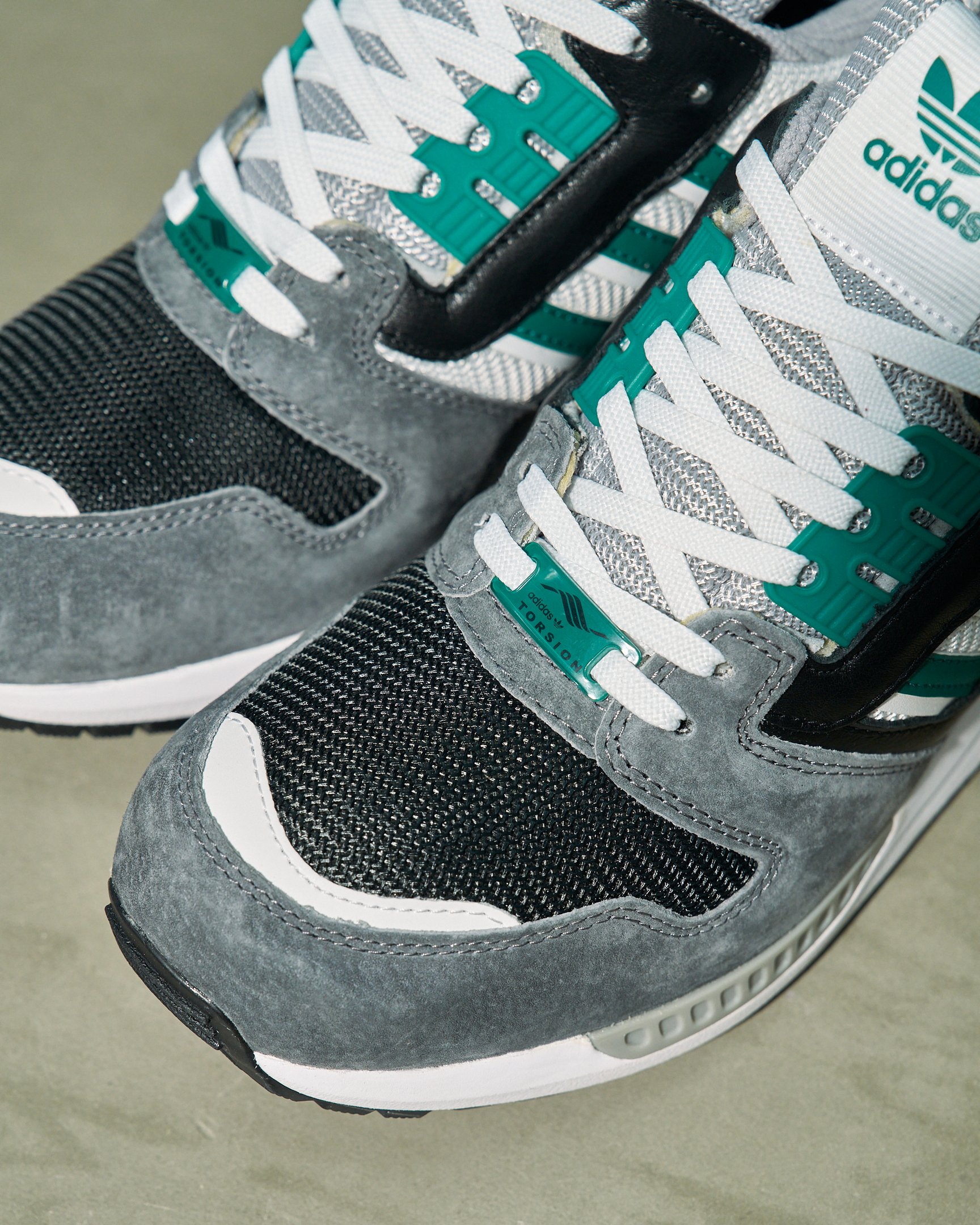 アディダスのスニーカー