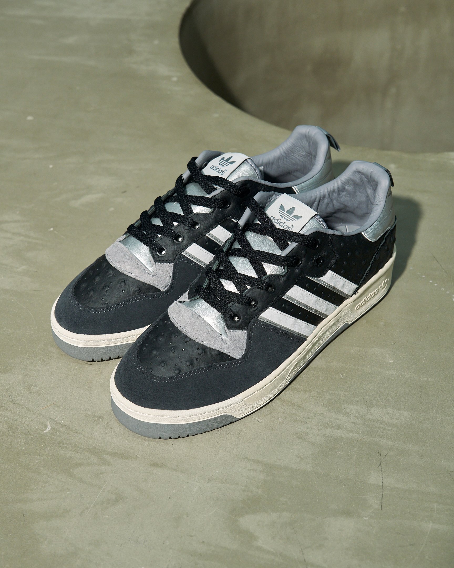 アディダスのスニーカー