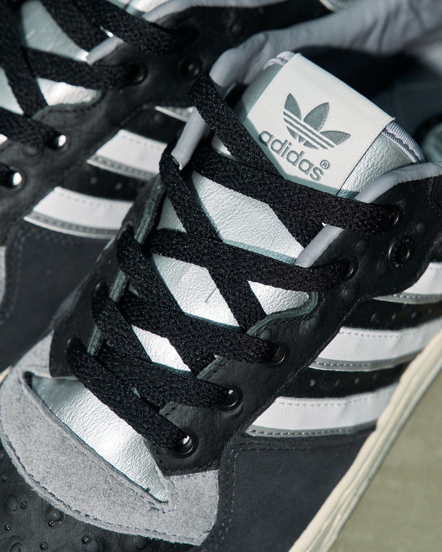 アディダスのスニーカー