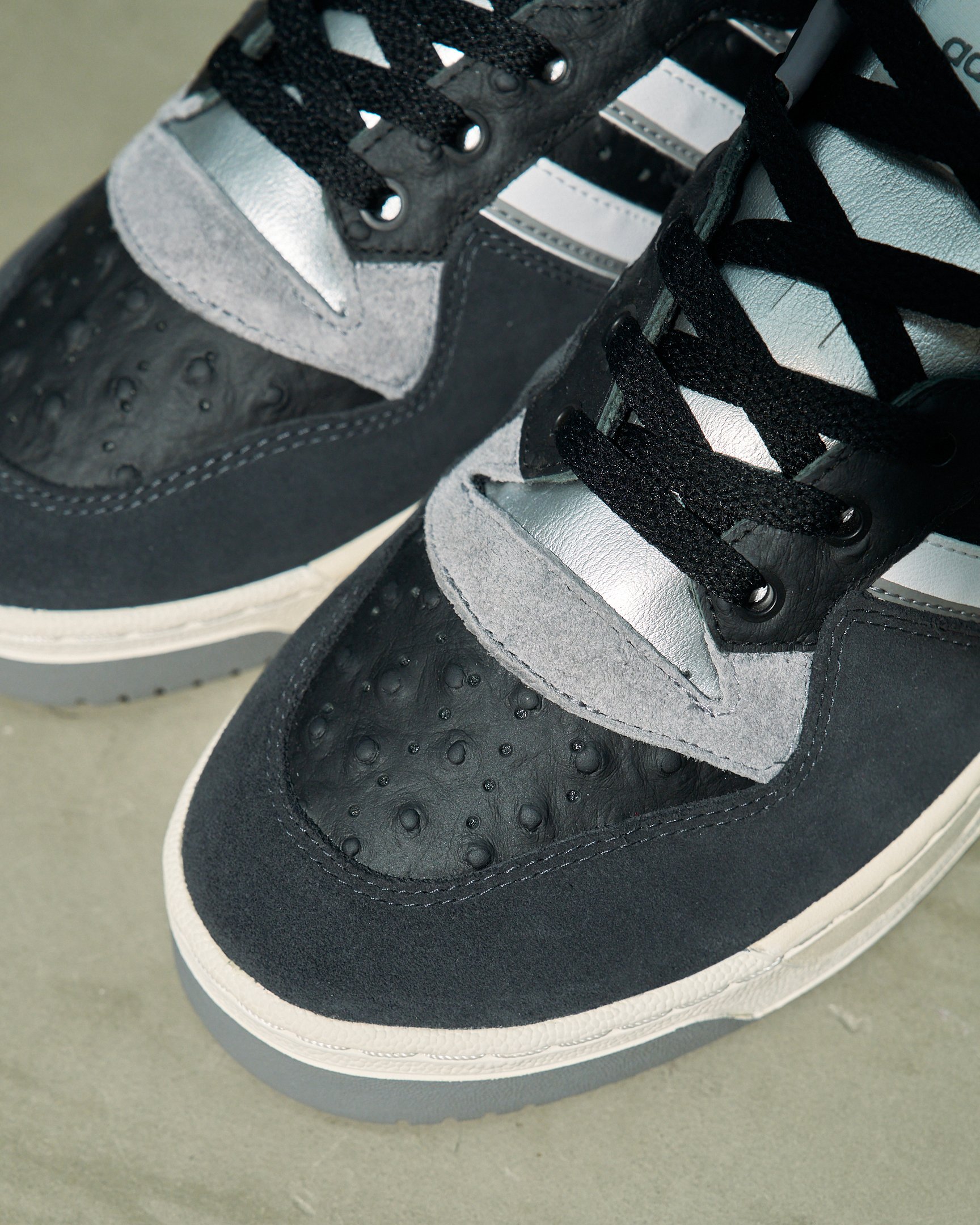 アディダスのスニーカー