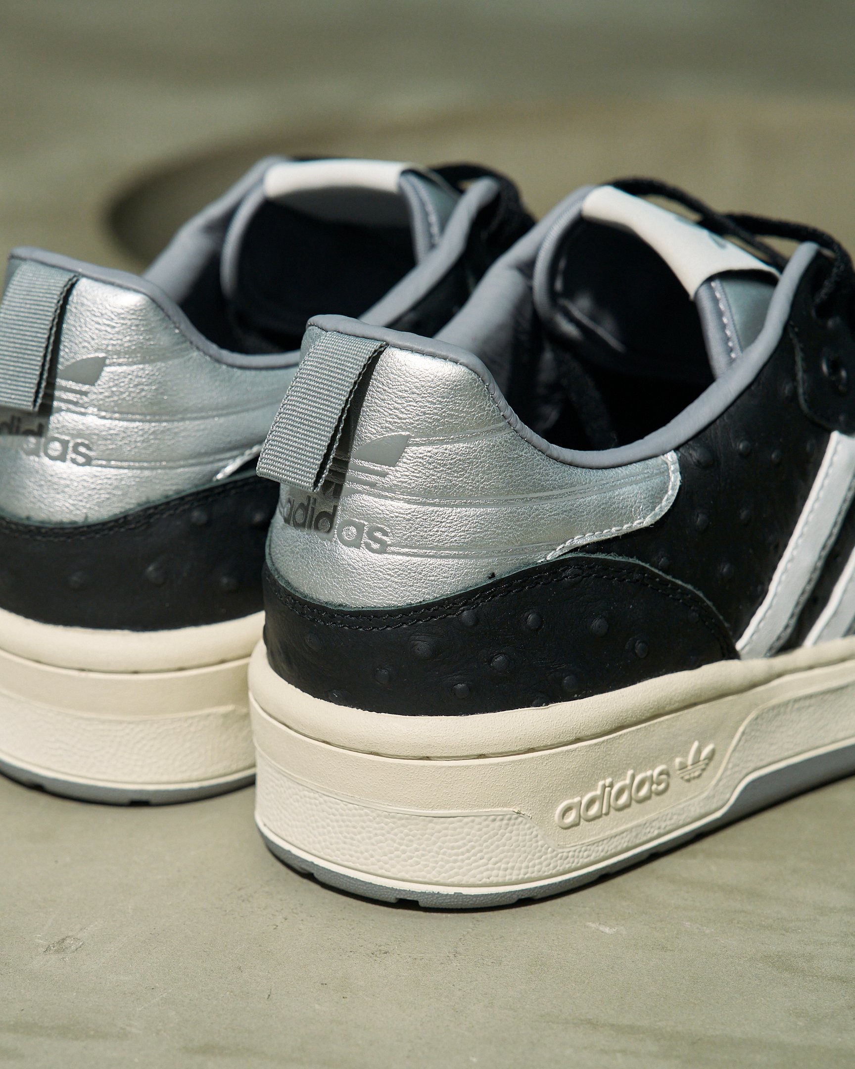 アディダスのスニーカー
