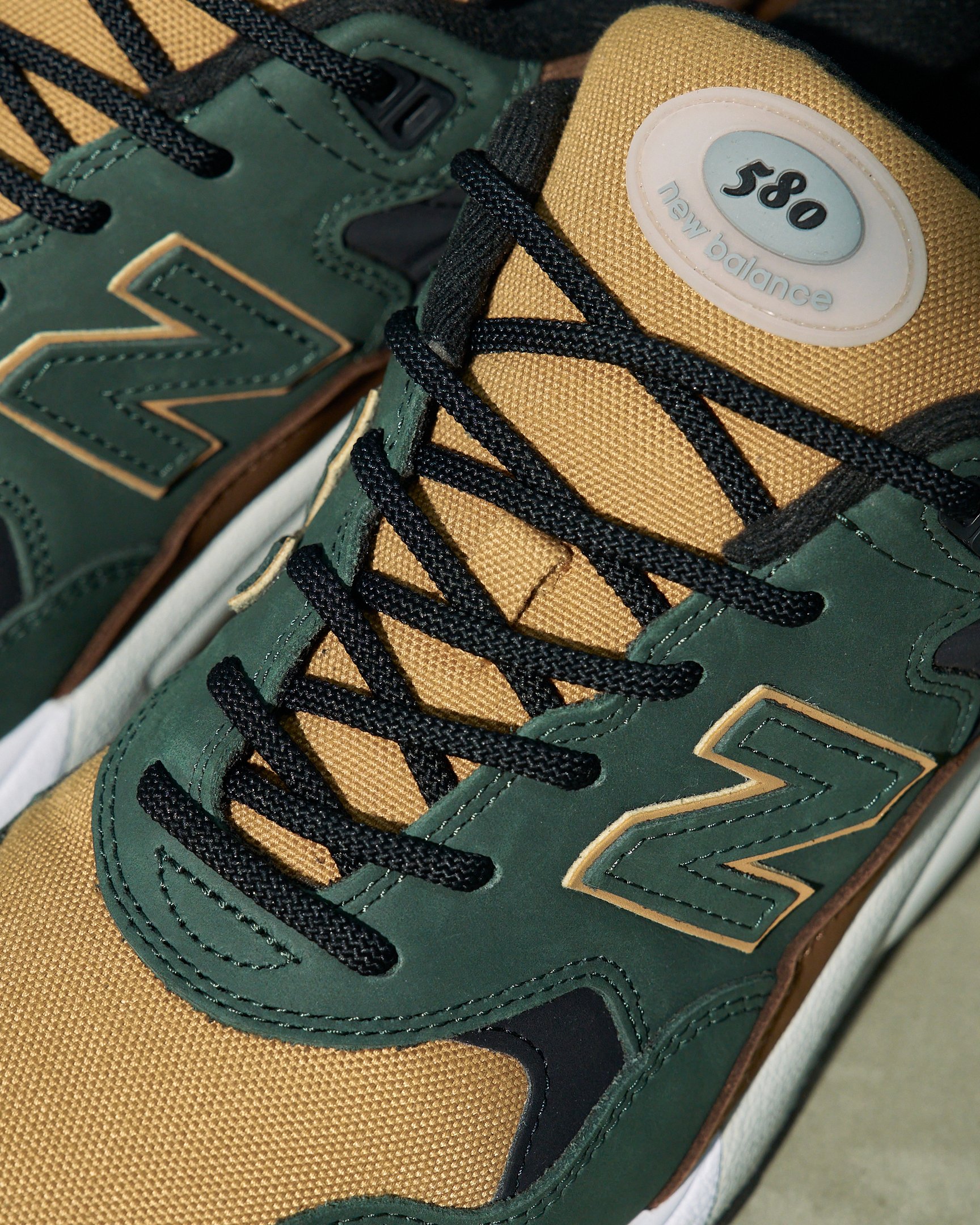 イエローとグリーンのスニーカー