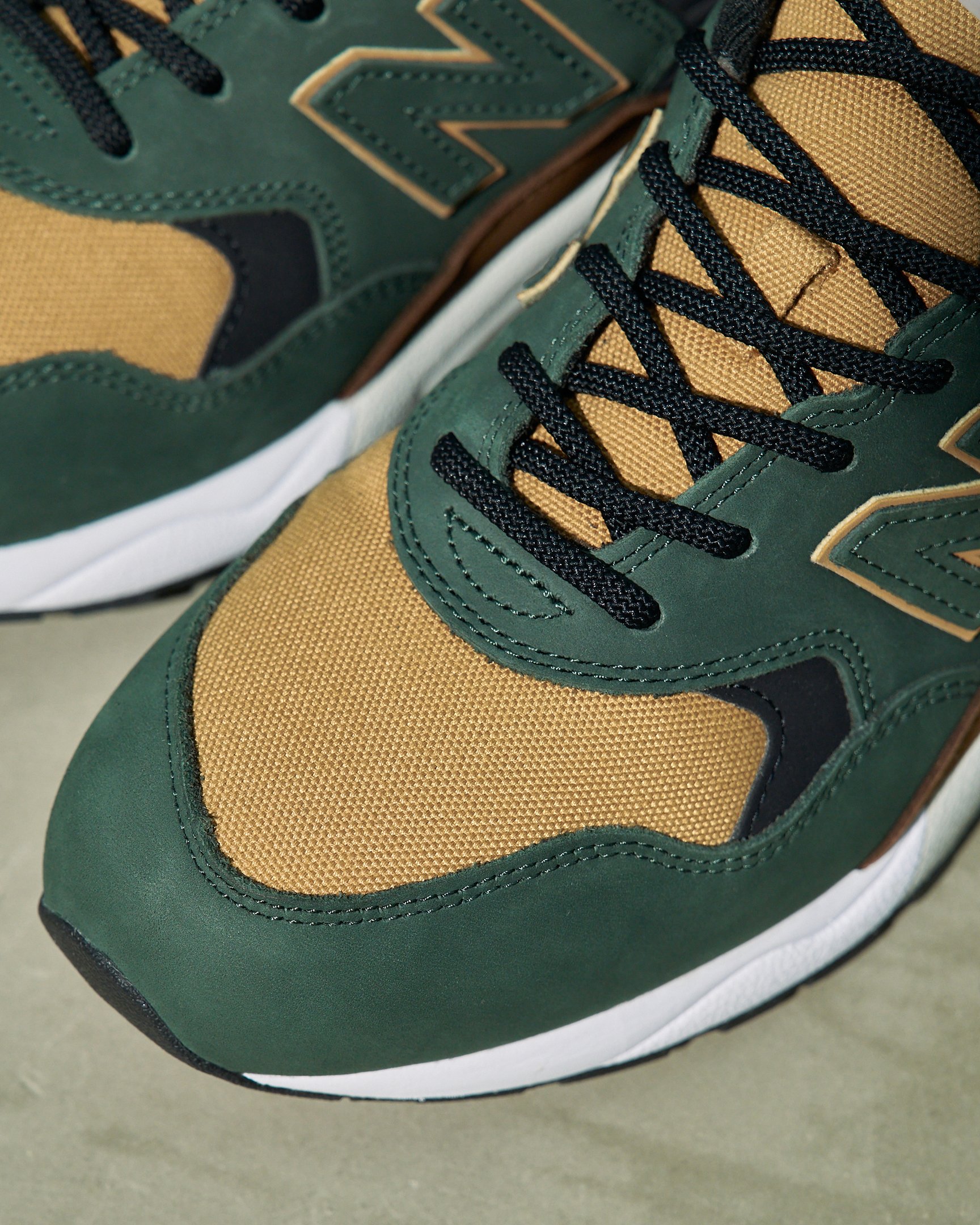 イエローとグリーンのスニーカー