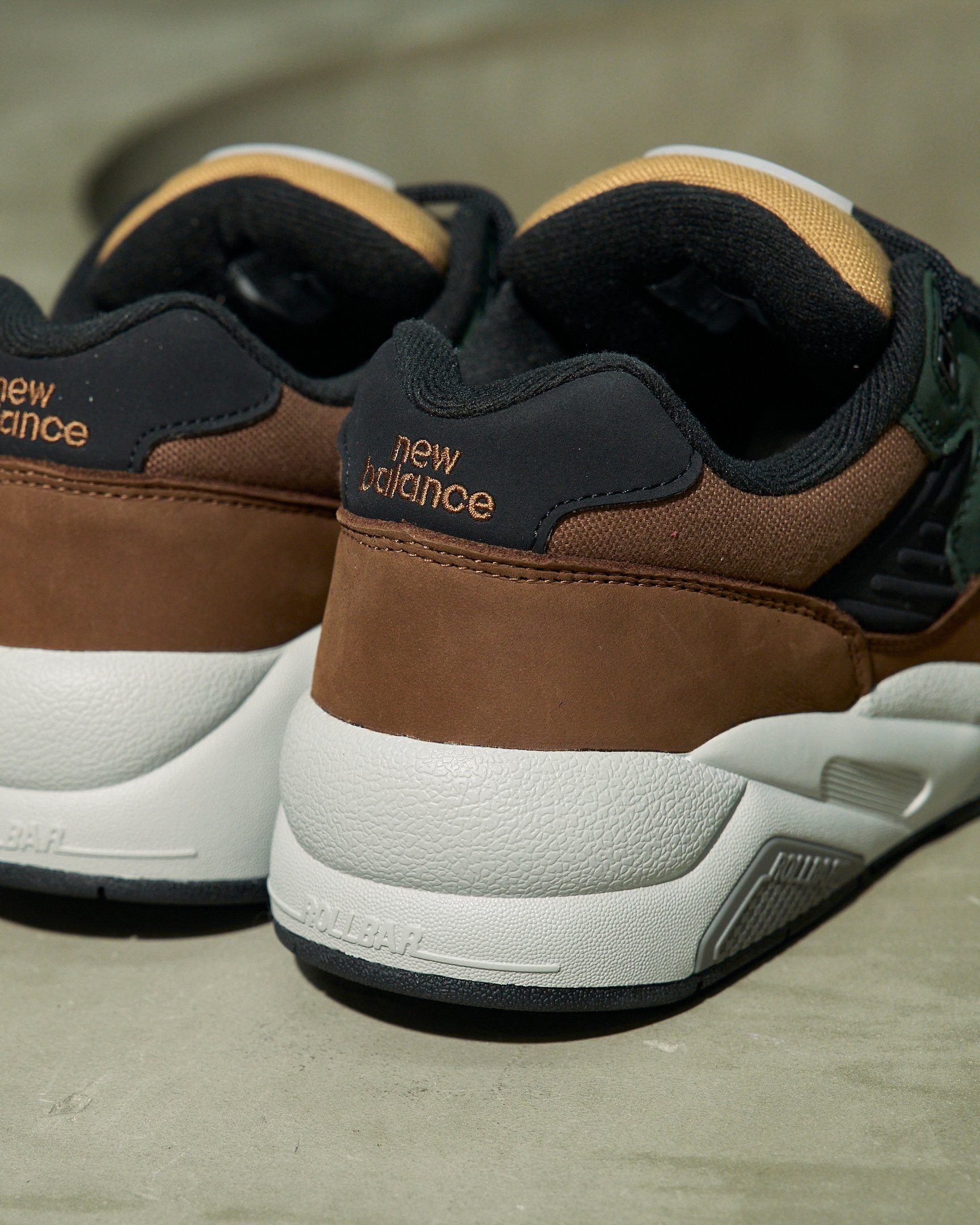 イエローとグリーンのスニーカー