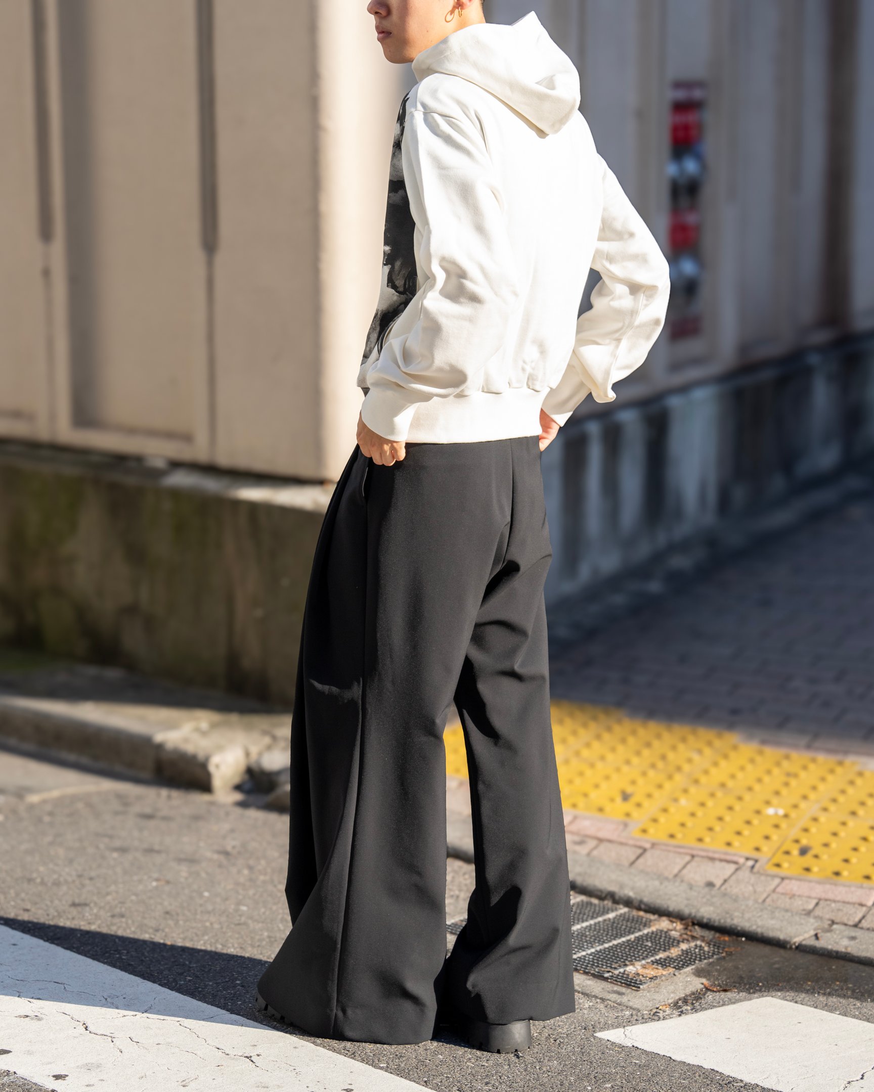 タークのフーディを着たモデル