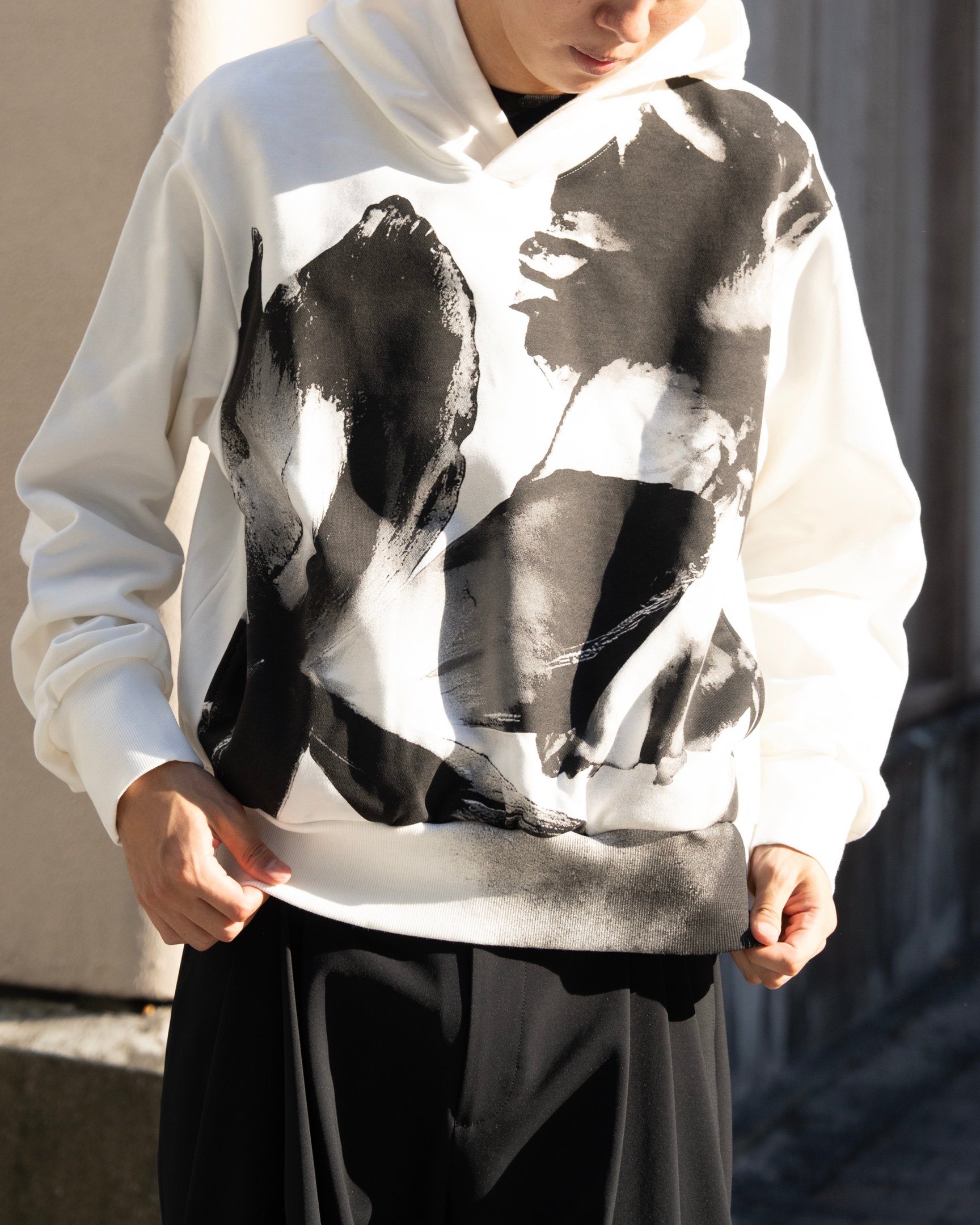 タークのフーディを着たモデル