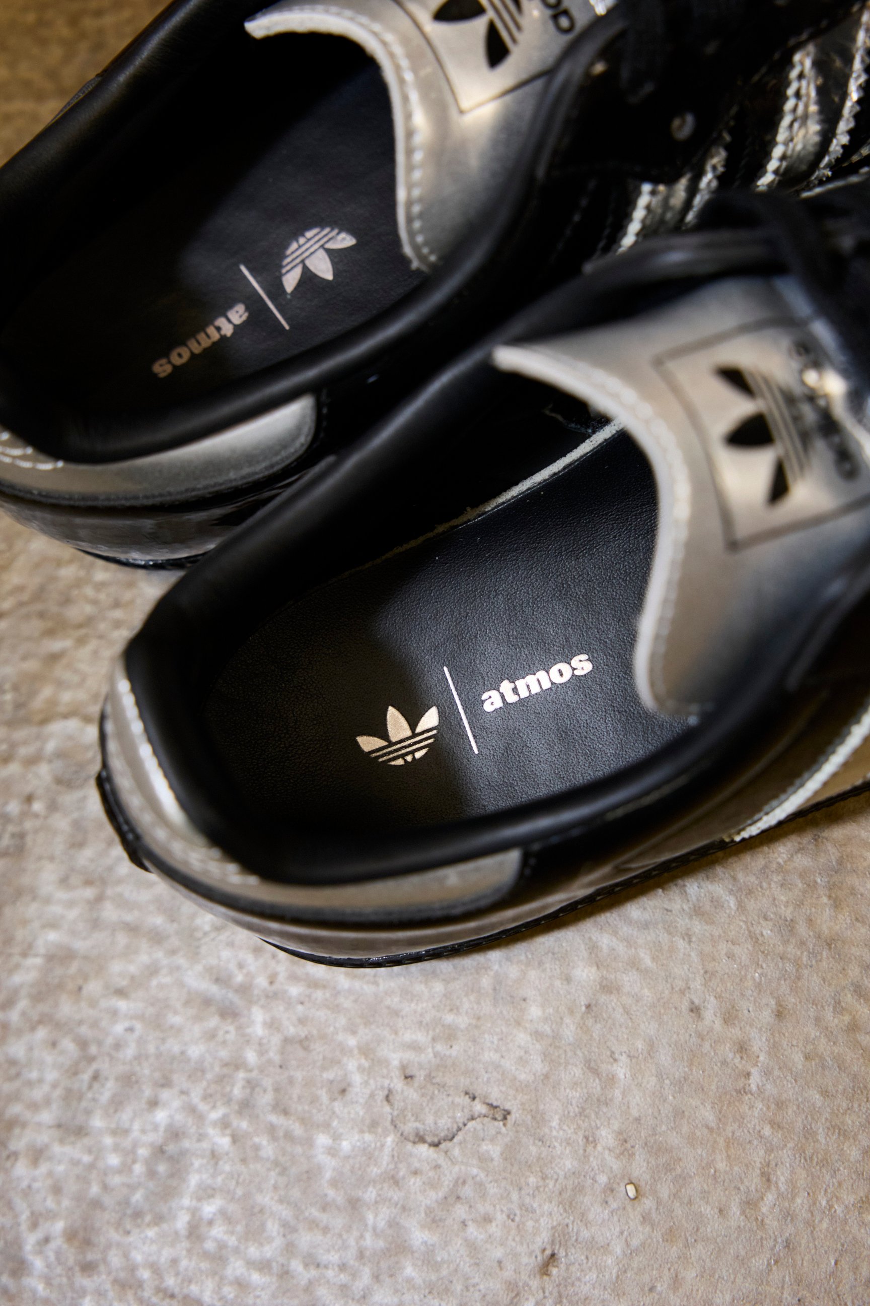 アディダスのスニーカー