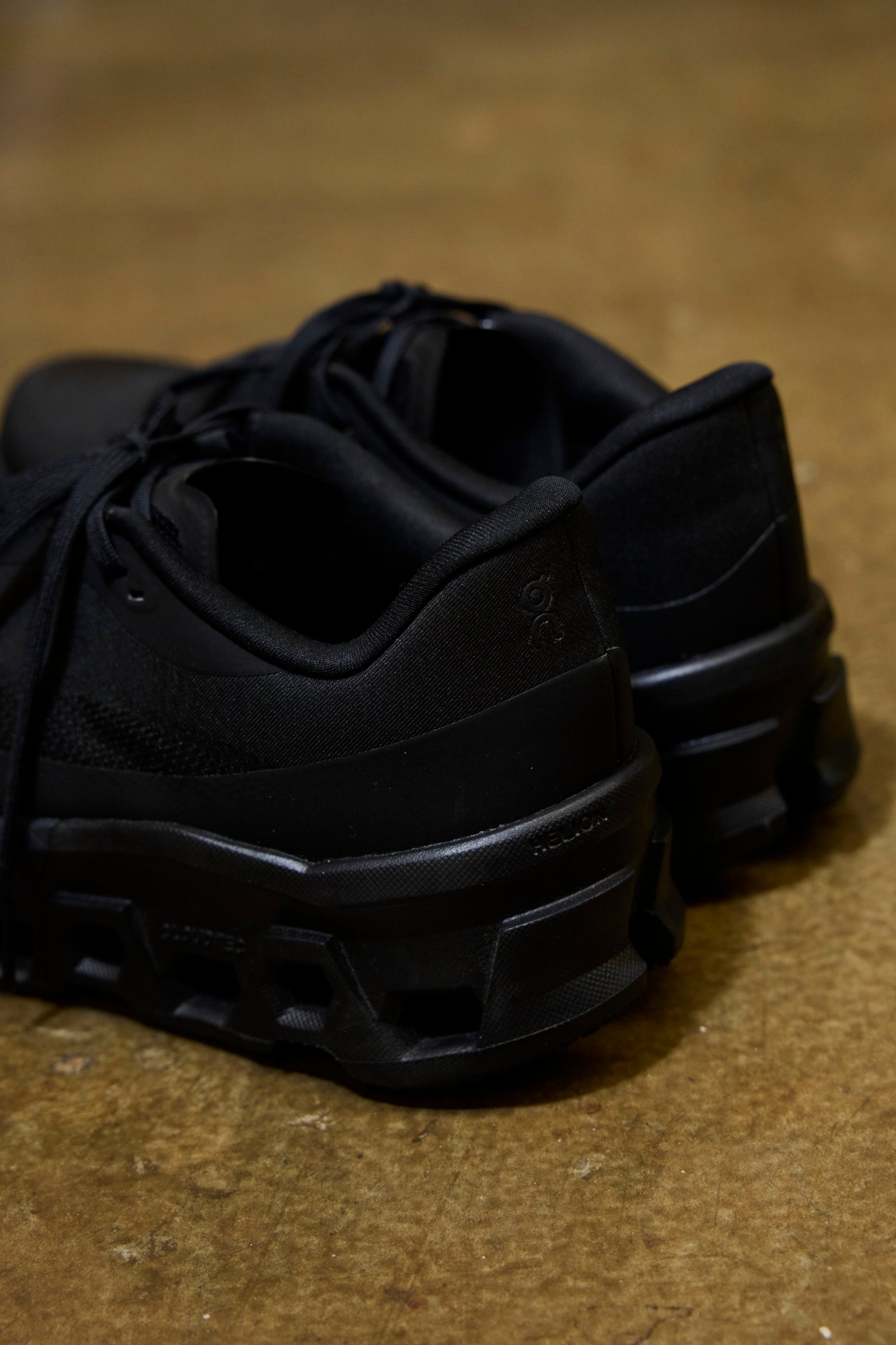 黒いスニーカー