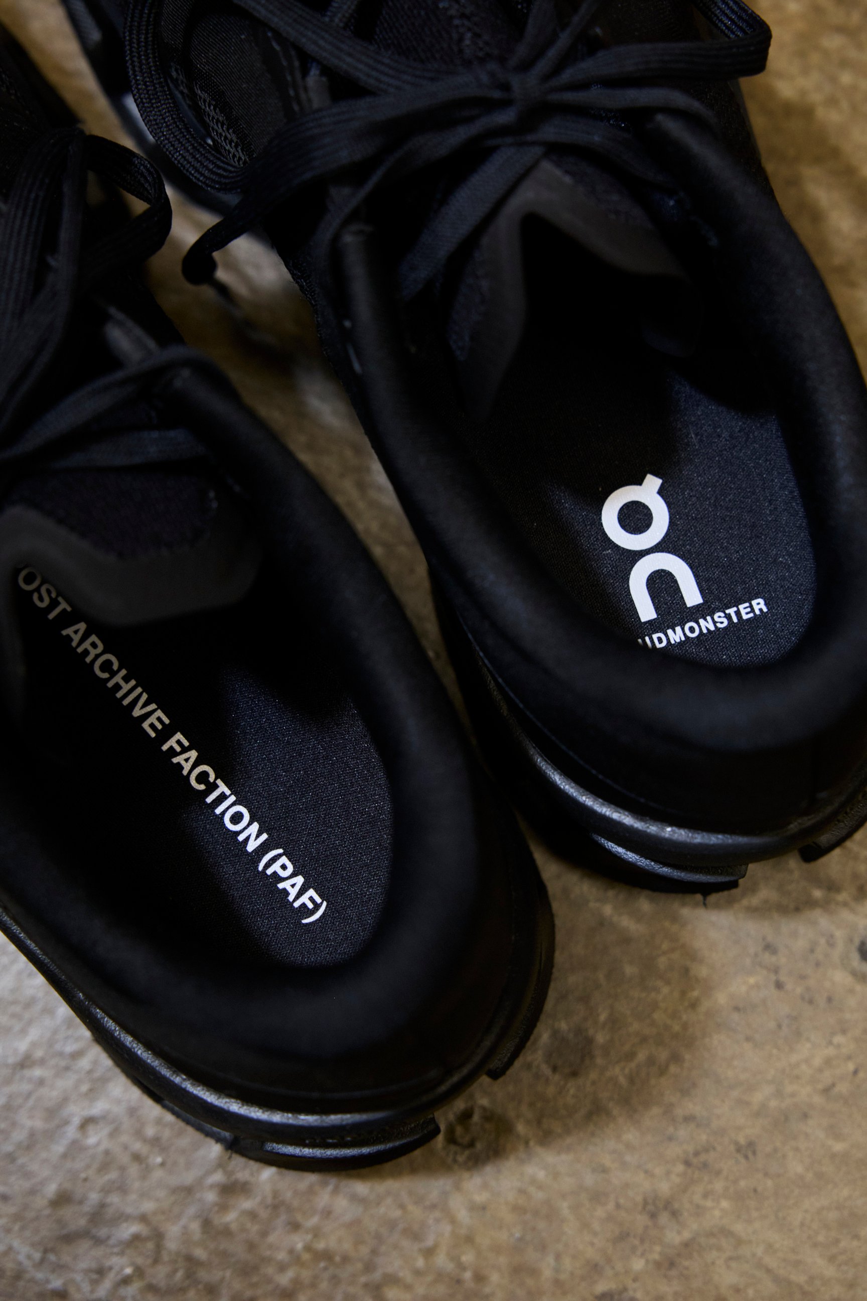 黒いスニーカー