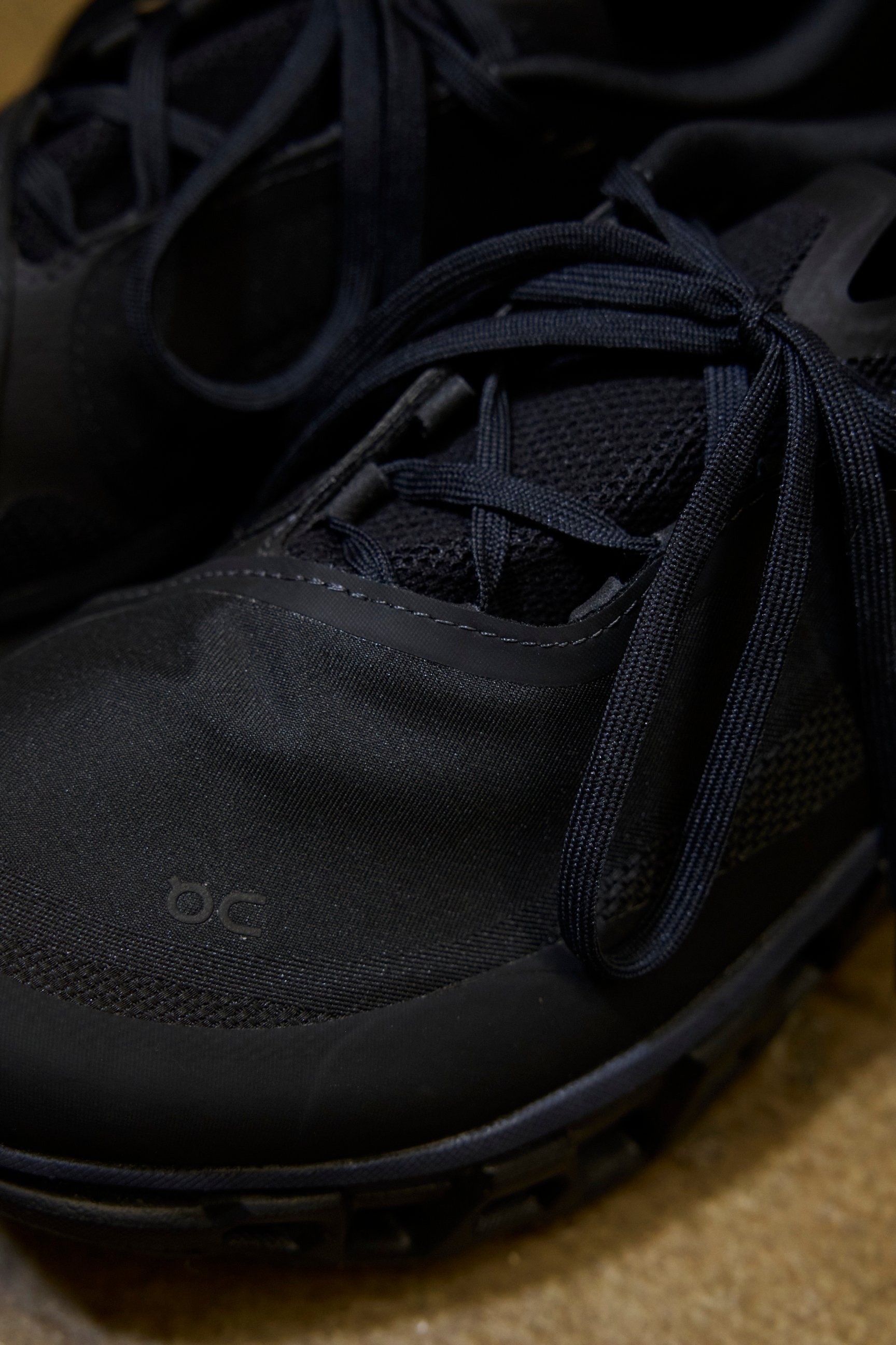 黒いスニーカー