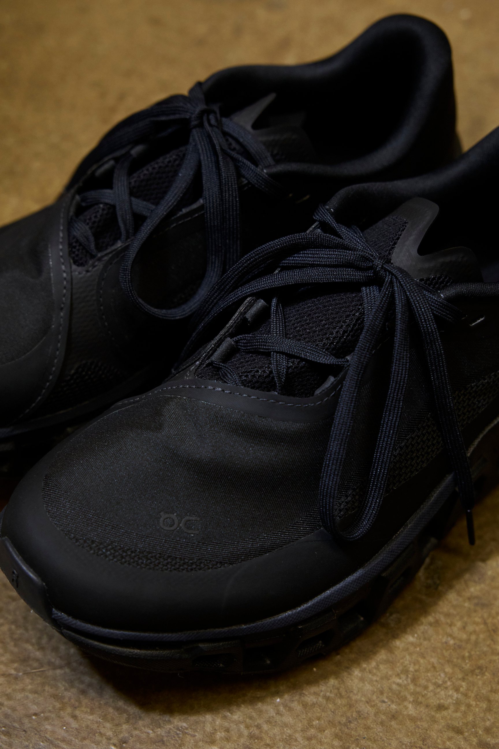 黒いスニーカー