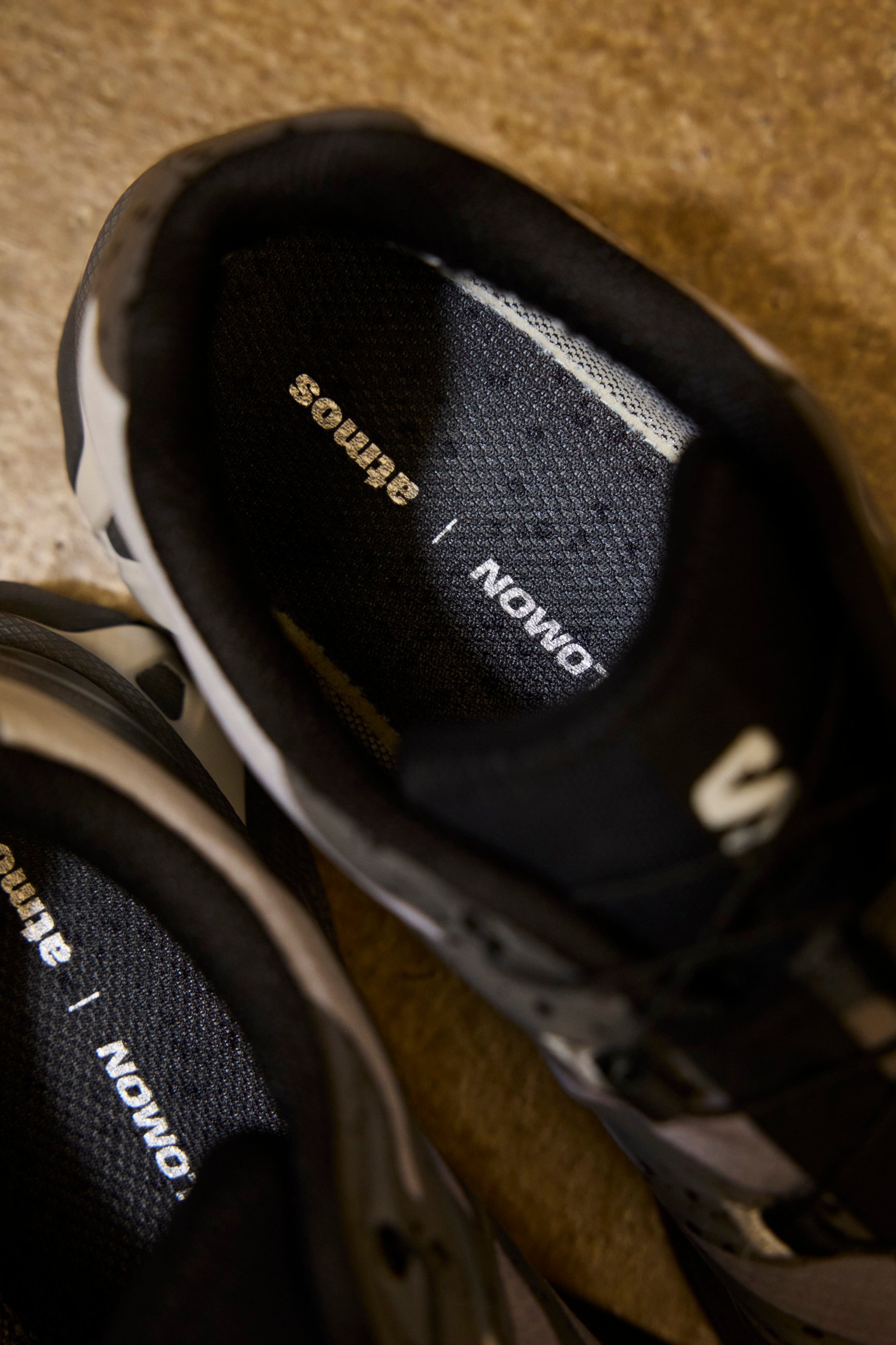 サロモンのスニーカー