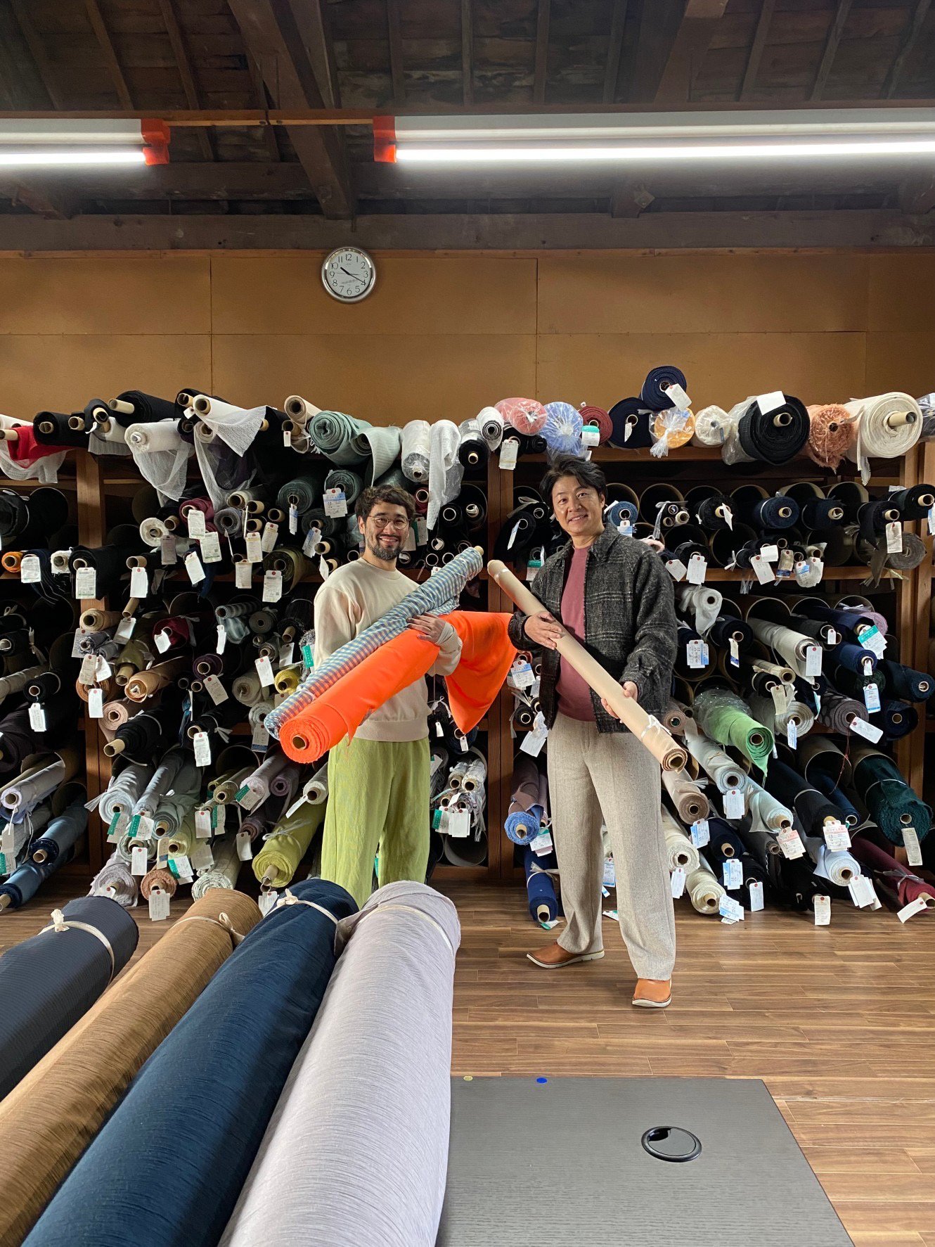 買い付けする宮浦氏(左)と取引先社長(右)