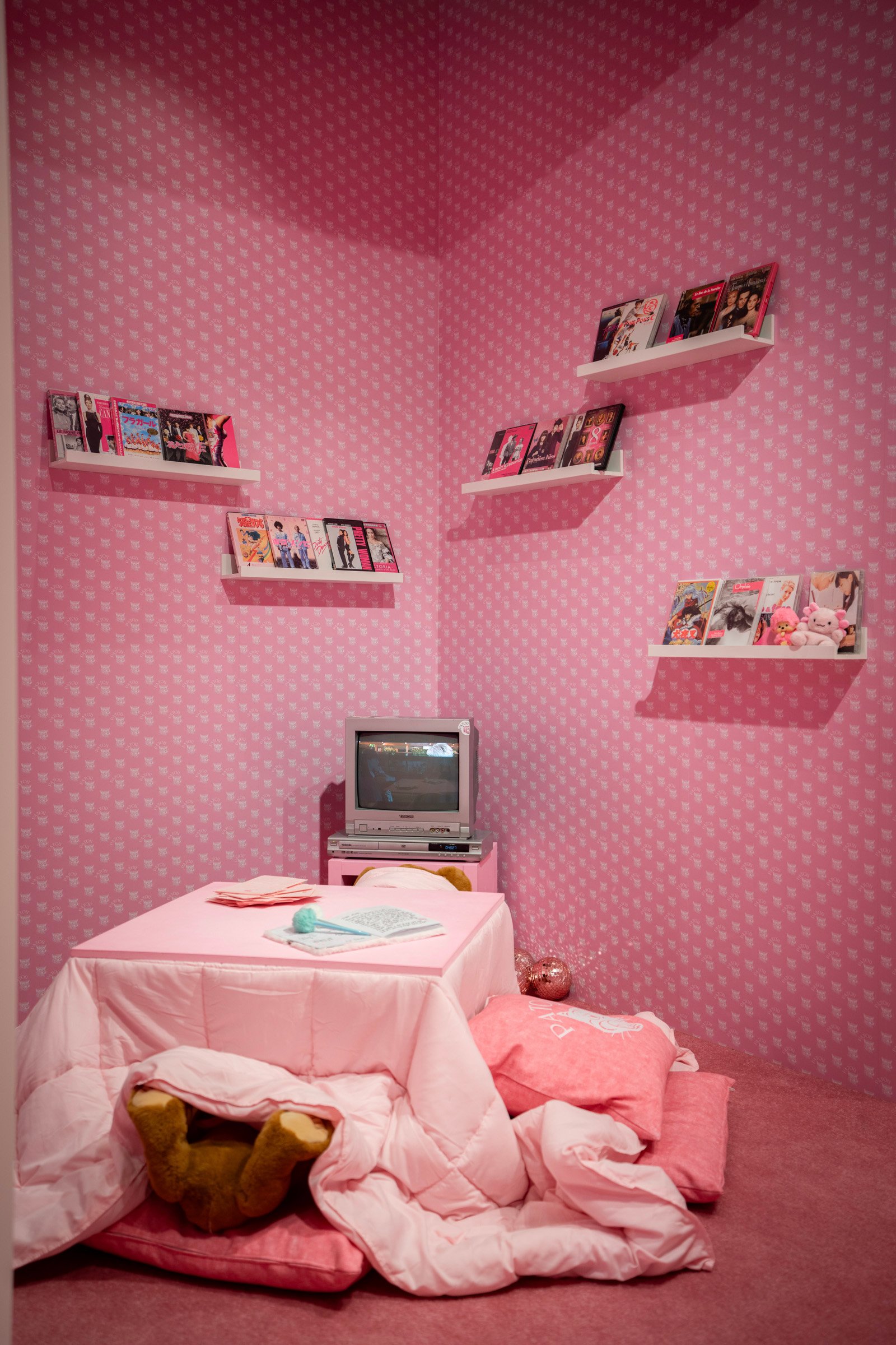 「オニツカタイガー(Onitsuka Tiger)」「パトゥ(PATOU)」のコラボレーションポップアップ。場所はロンドン店。