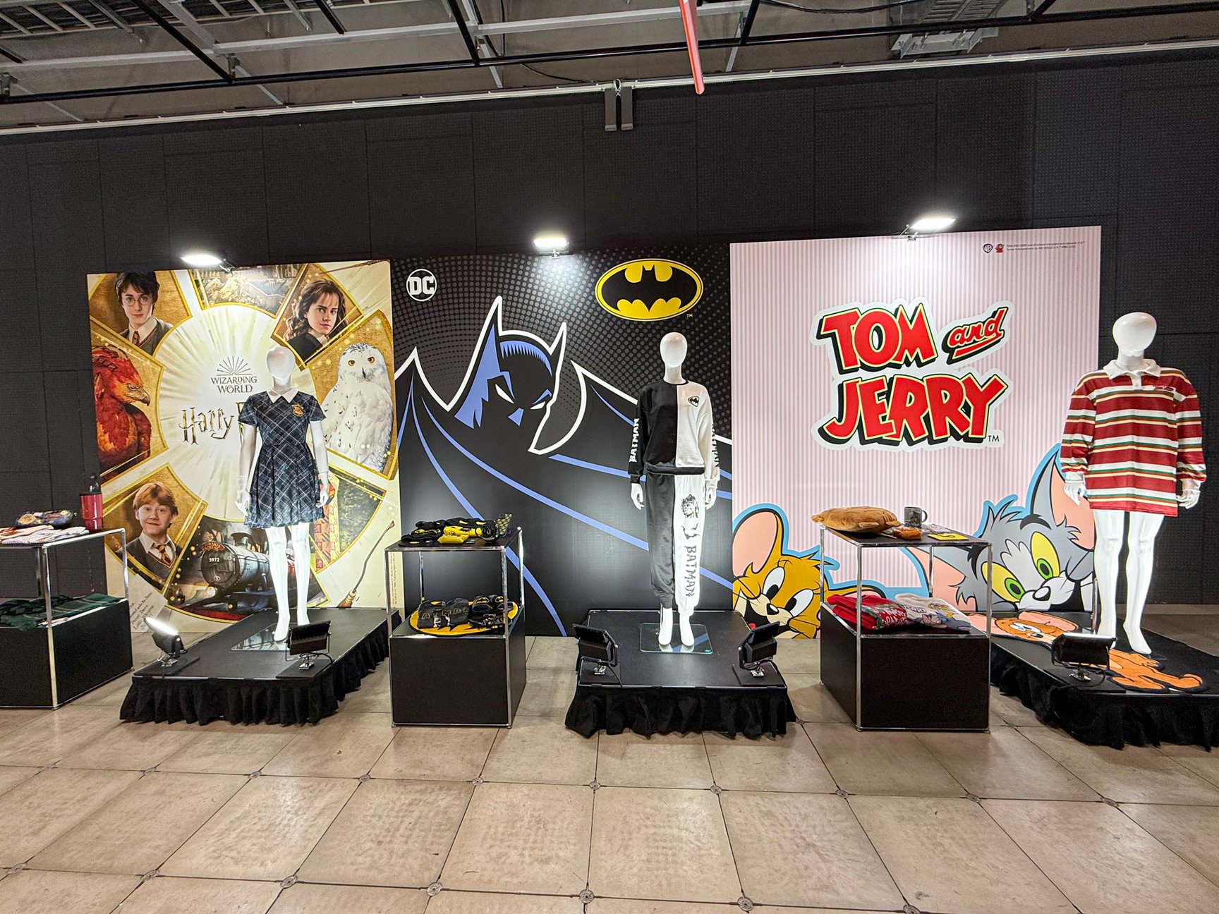 (左から)ハリー・ポッターとのコラボアイテム、バットマンとのコラボアイテム、トム&ジェリーとのコラボアイテム