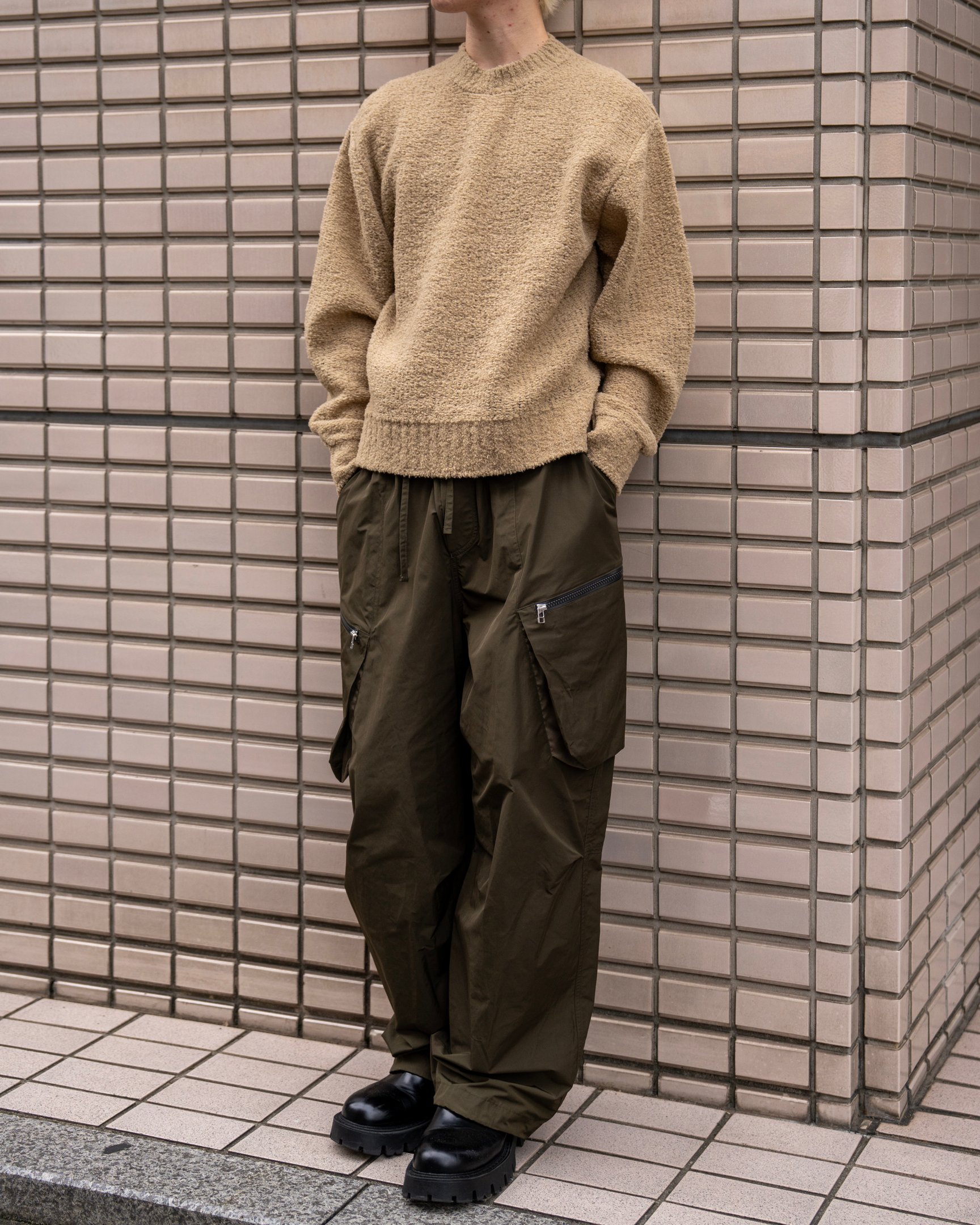 NTNのニットを着たモデル