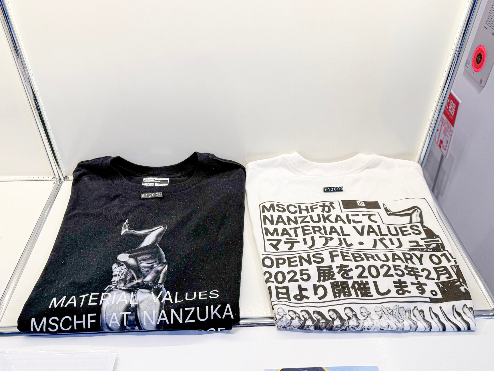 黒、白のTシャツ