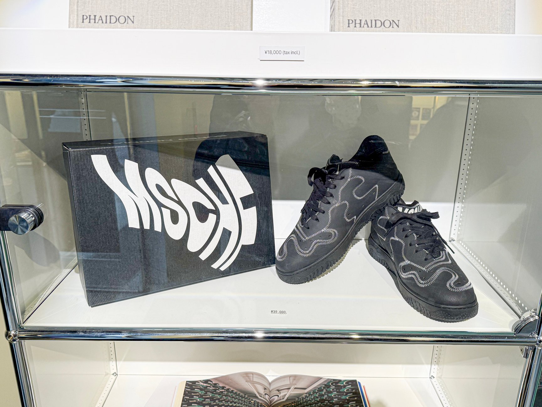 黒いスニーカー