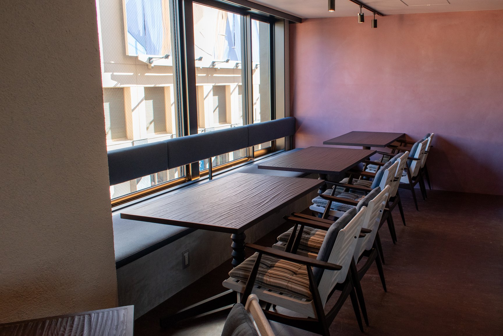 サウナハウス2階THE CEDAR TABLE