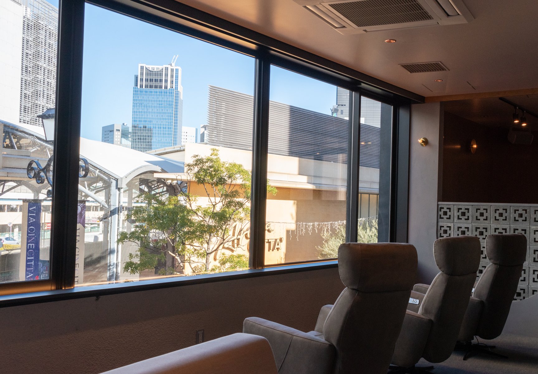 サウナハウス2階THE CEDAR TABLE