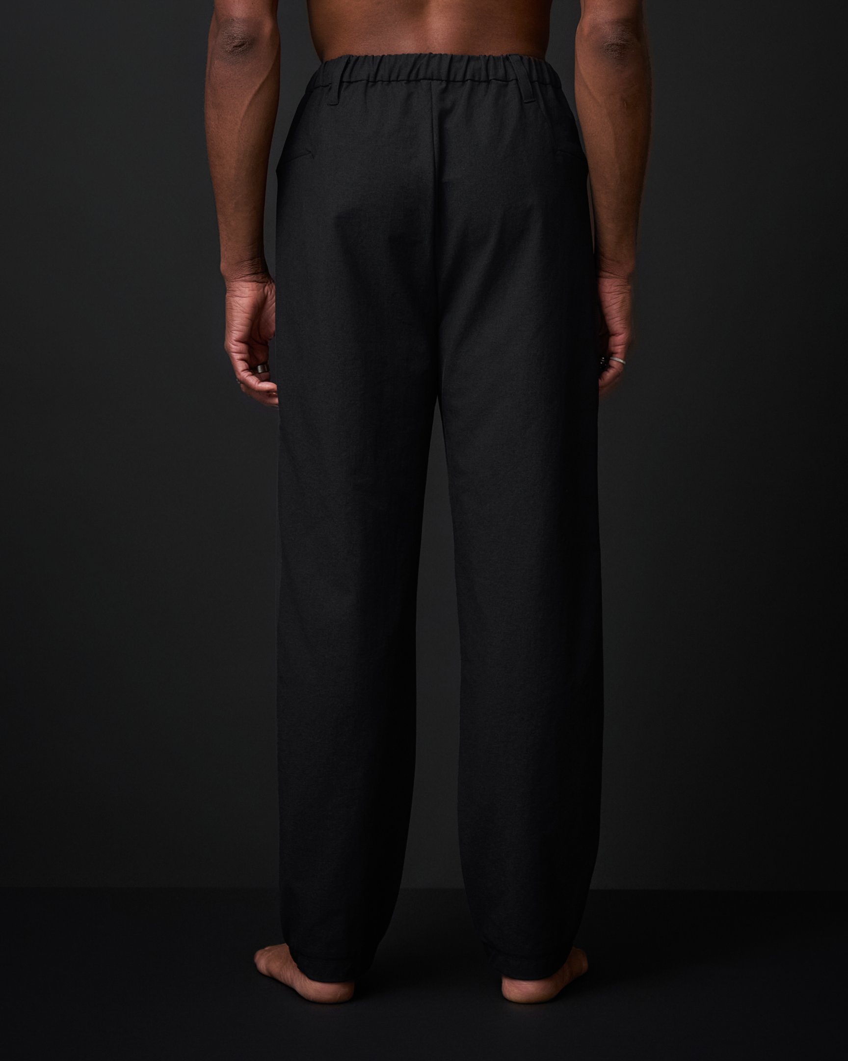 ウォレットパンツを着た男性モデル