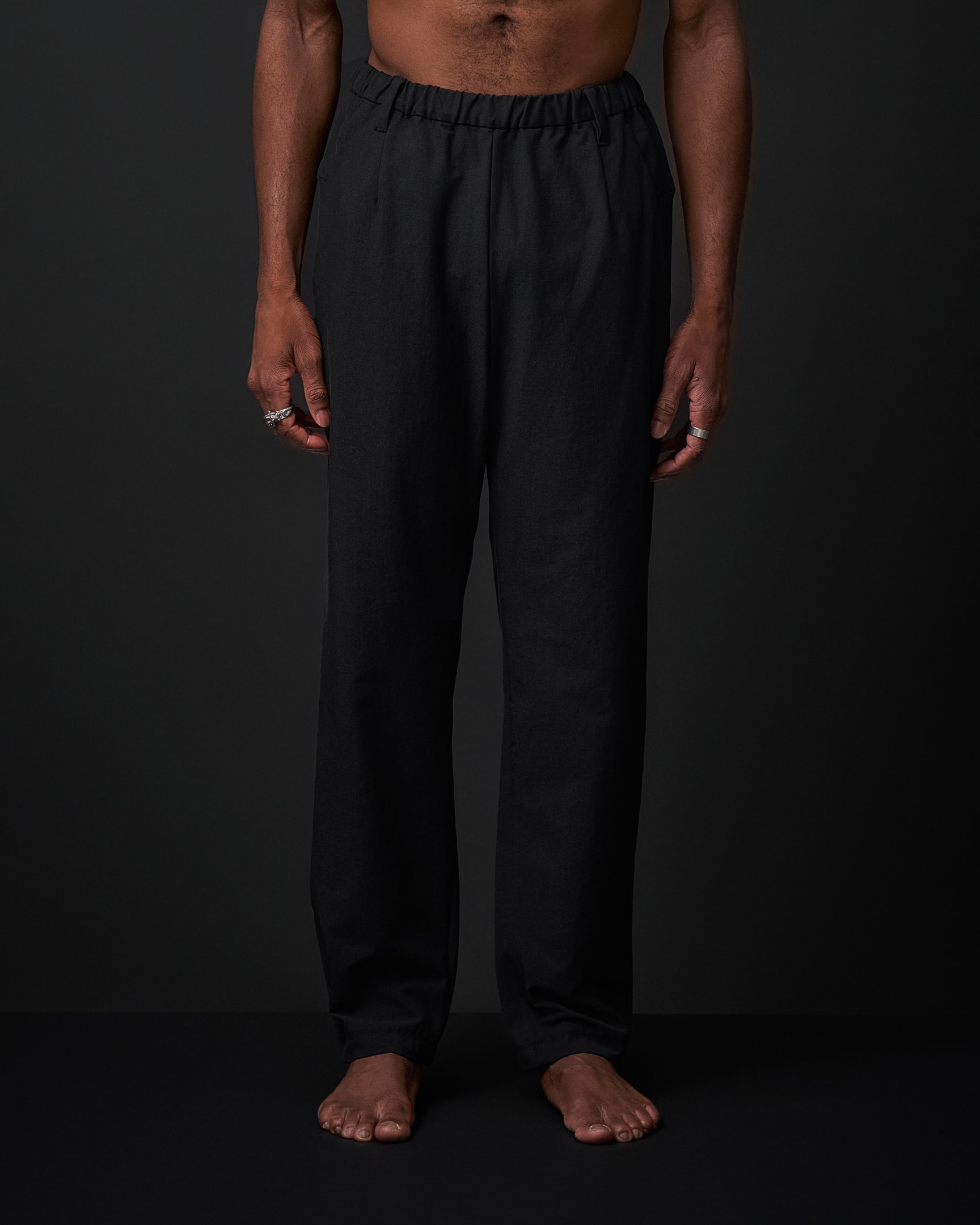 ウォレットパンツを着た男性モデル