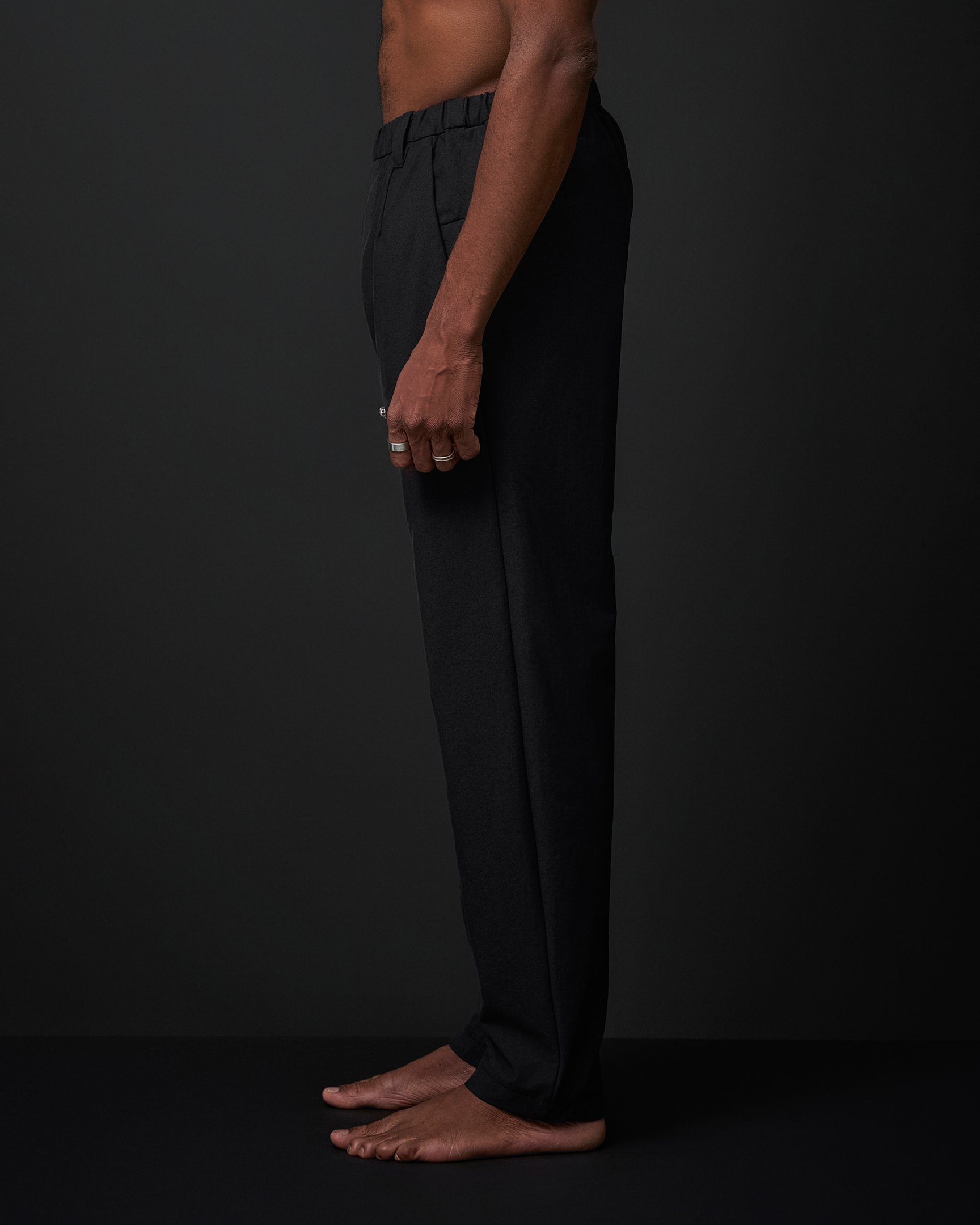 ウォレットパンツを着た男性モデル