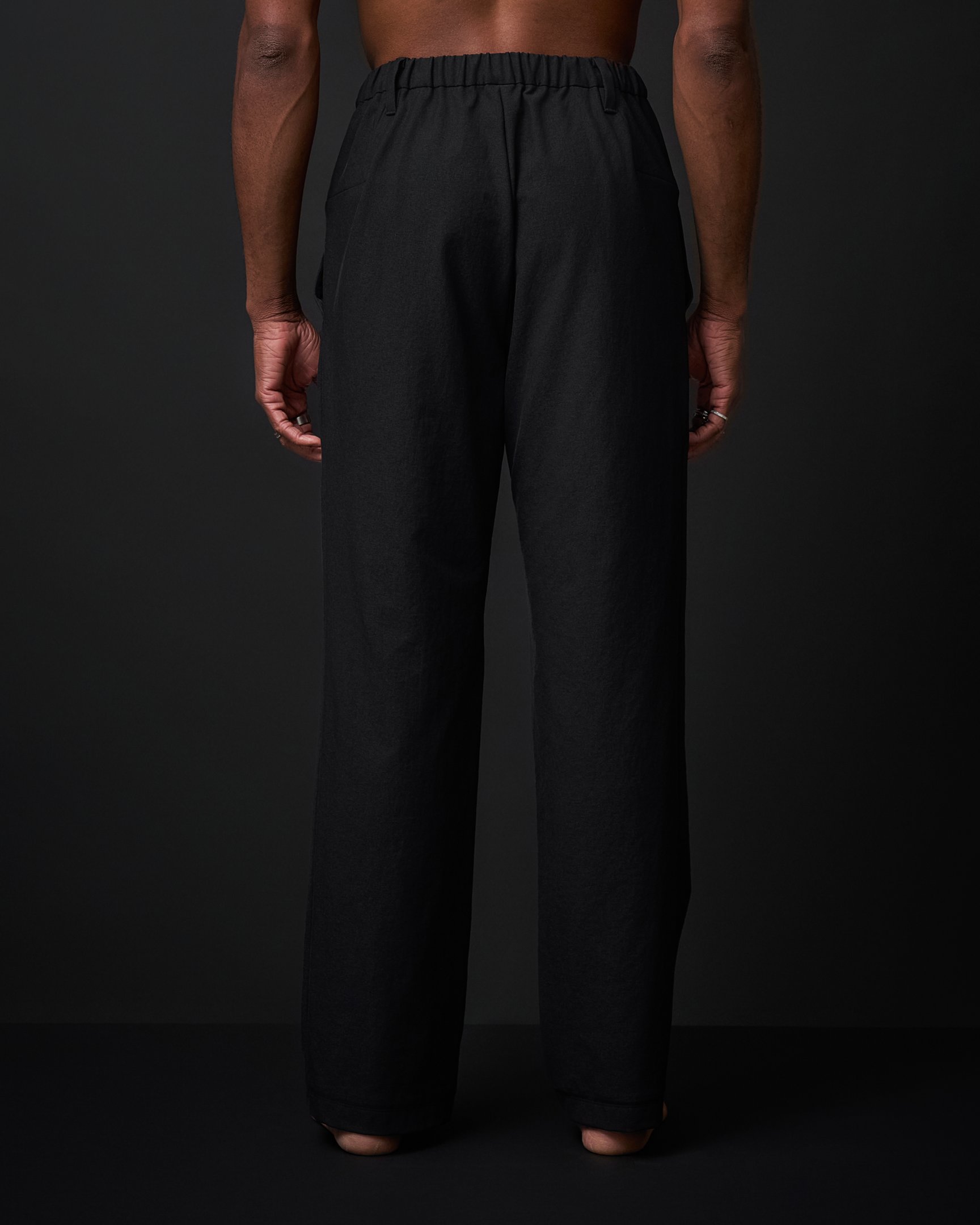 ウォレットパンツシティーを着た男性モデル