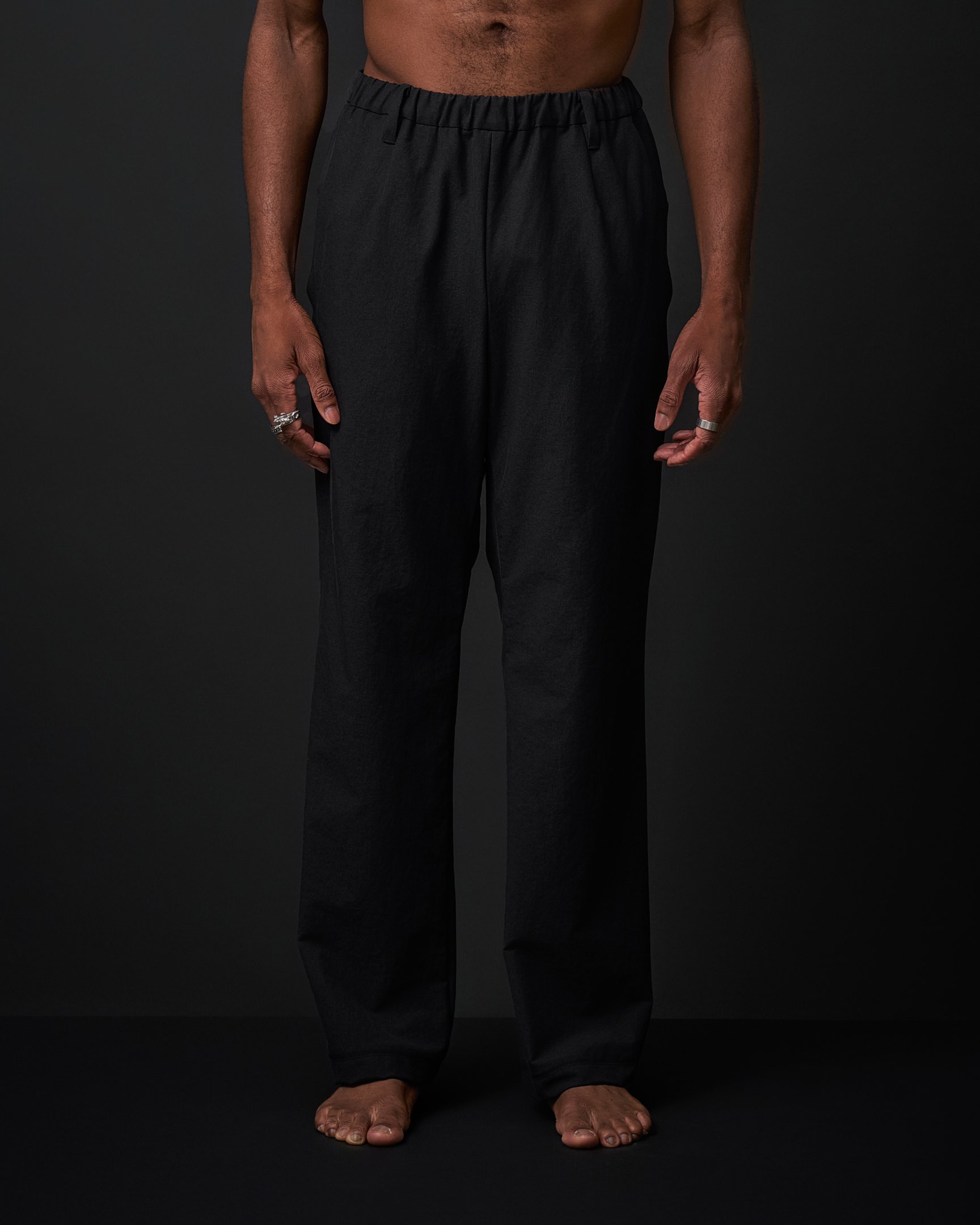 ウォレットパンツシティーを着た男性モデル