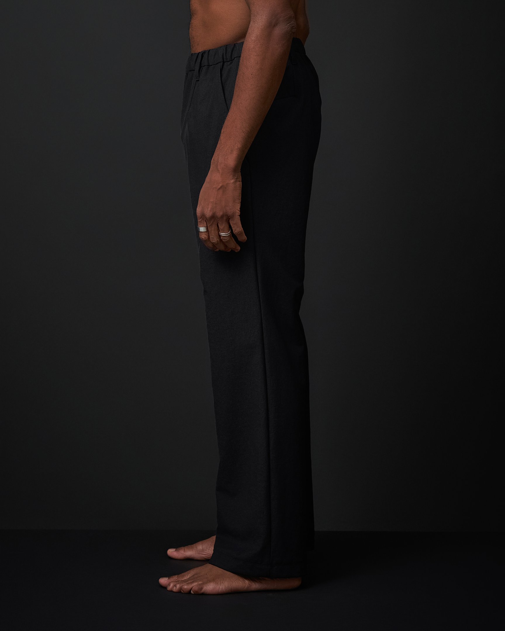 ウォレットパンツシティーを着た男性モデル