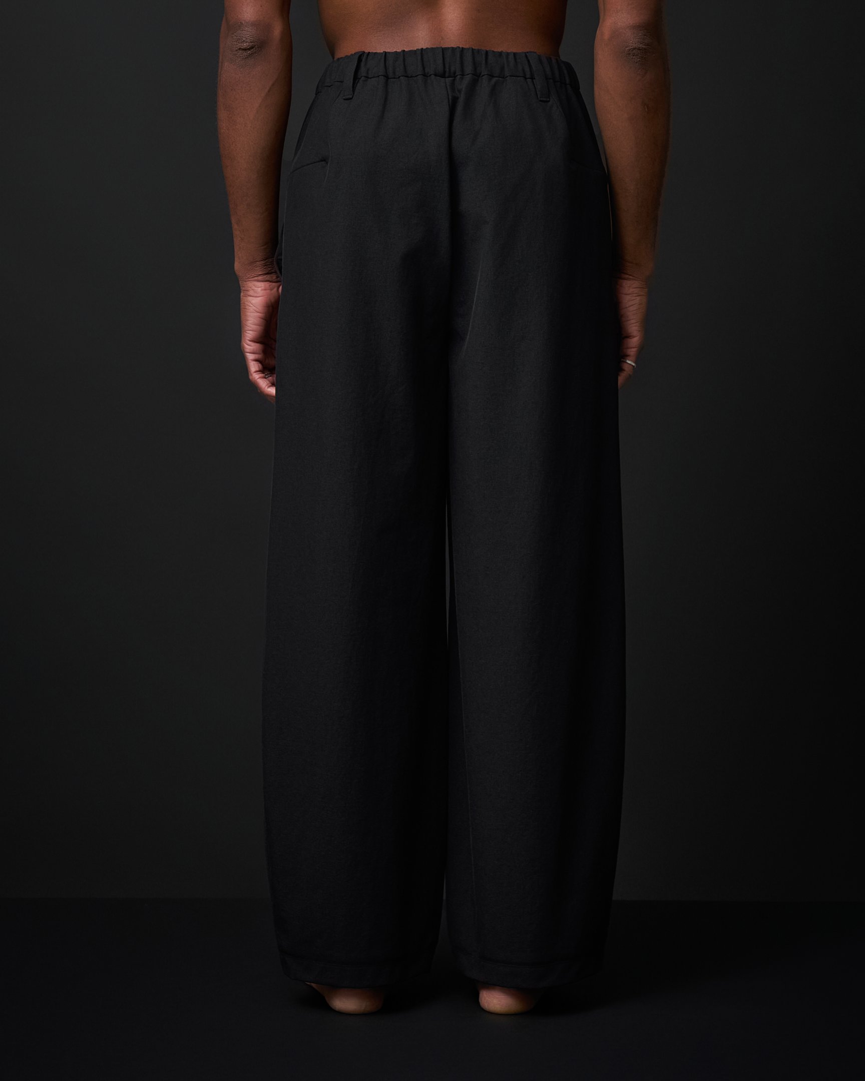 ウォレットパンツホテルを着た男性モデル