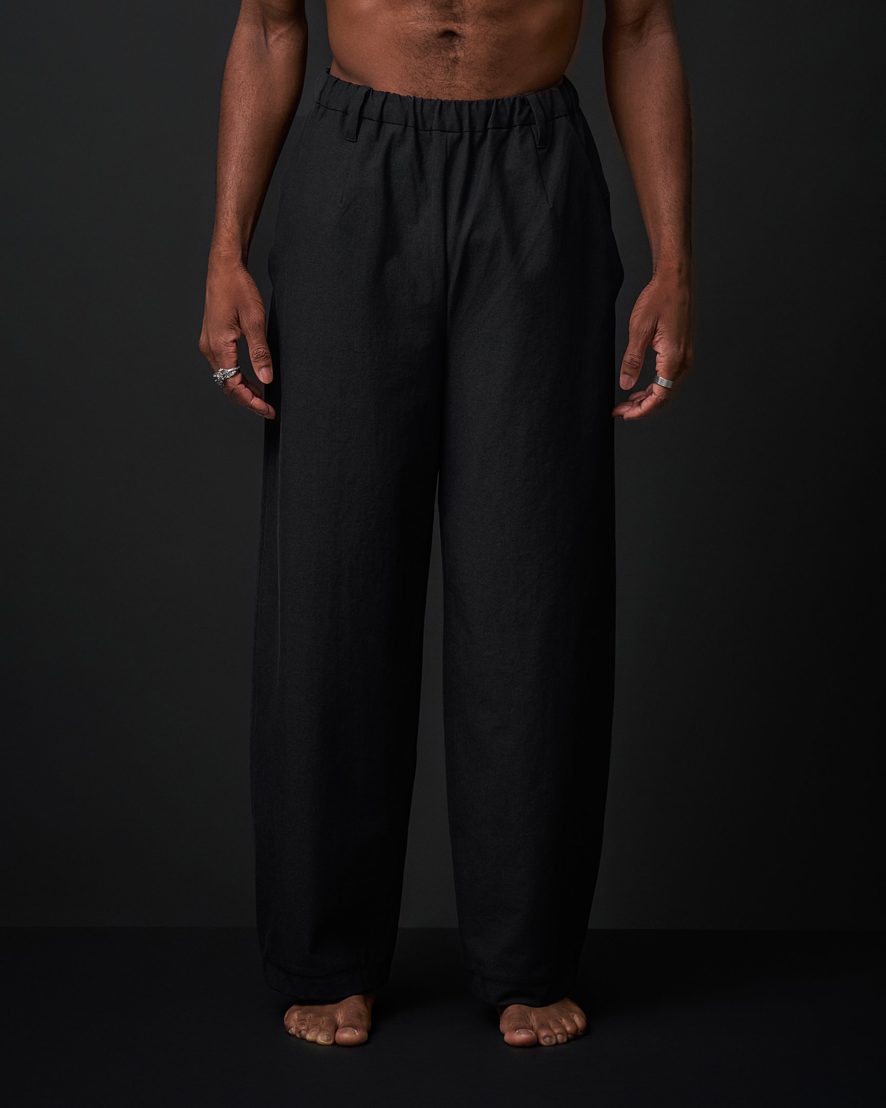 ウォレットパンツホテルを着た男性モデル