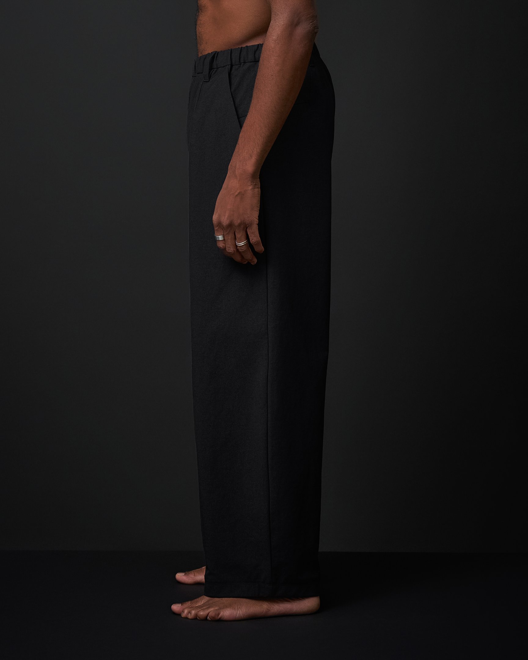 ウォレットパンツホテルを着た男性モデル