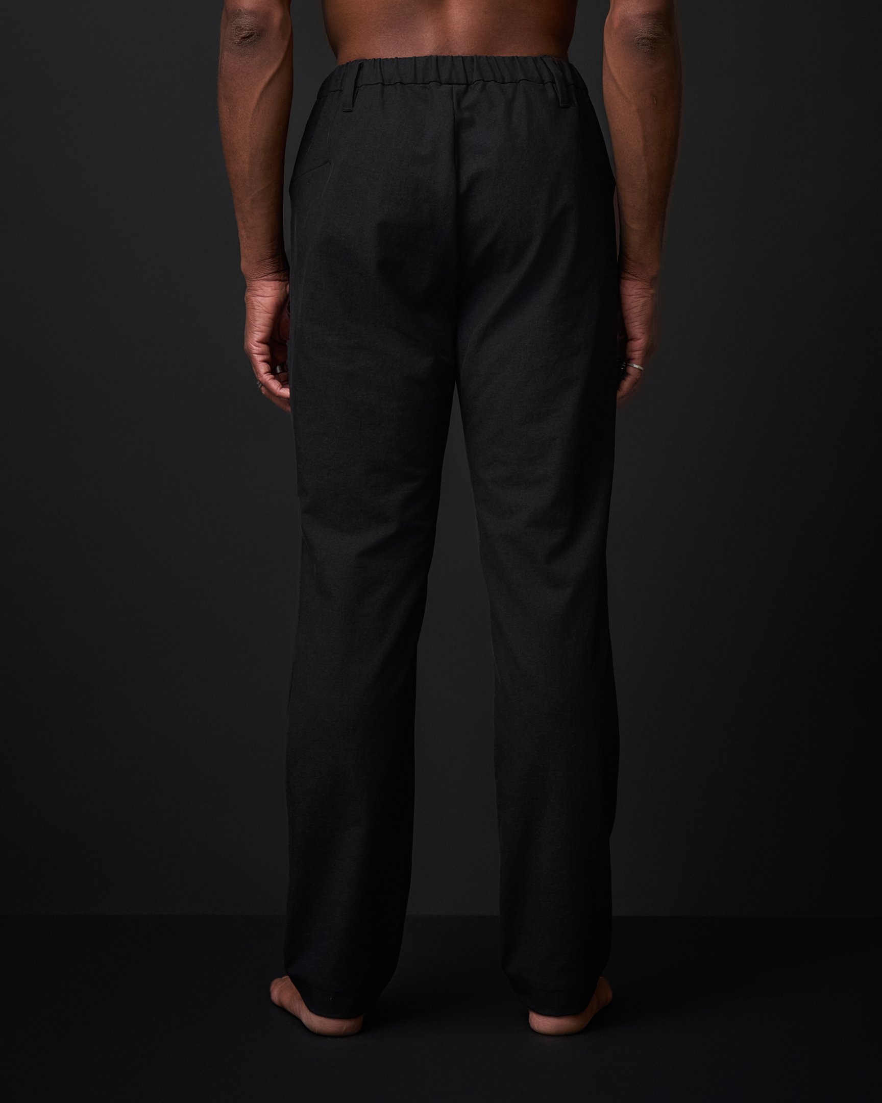 ウォレットパンツオフィスを着た男性モデル