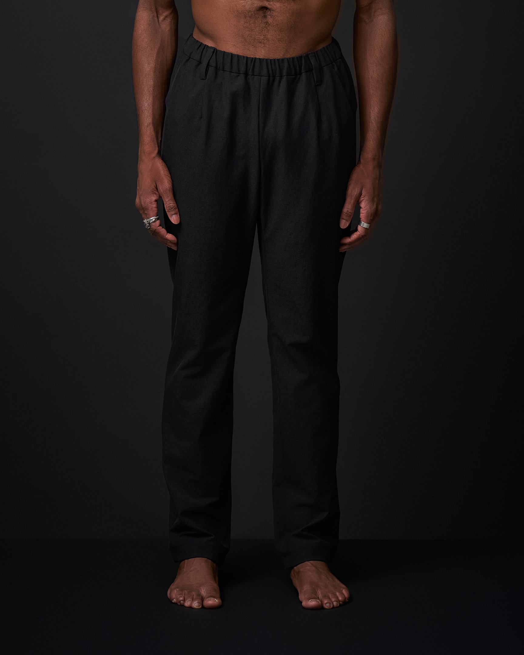 ウォレットパンツオフィスを着た男性モデル