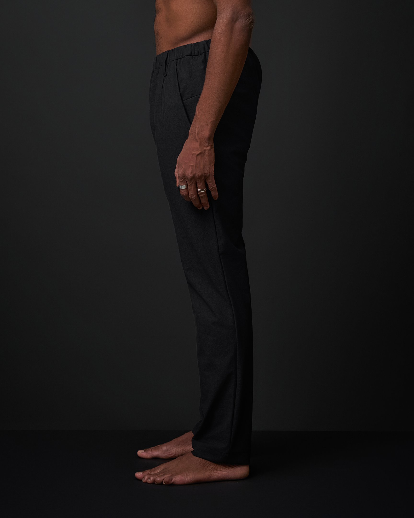 ウォレットパンツオフィスを着た男性モデル