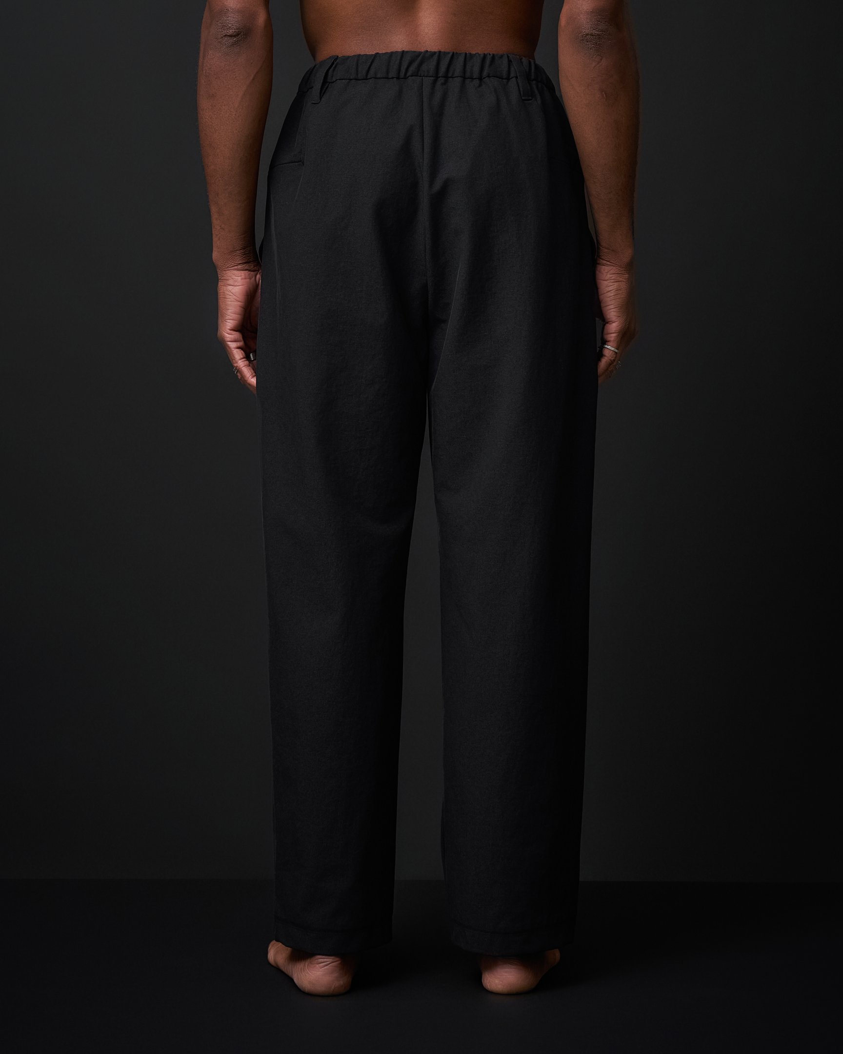 ウォレットパンツリゾートを着た男性モデル