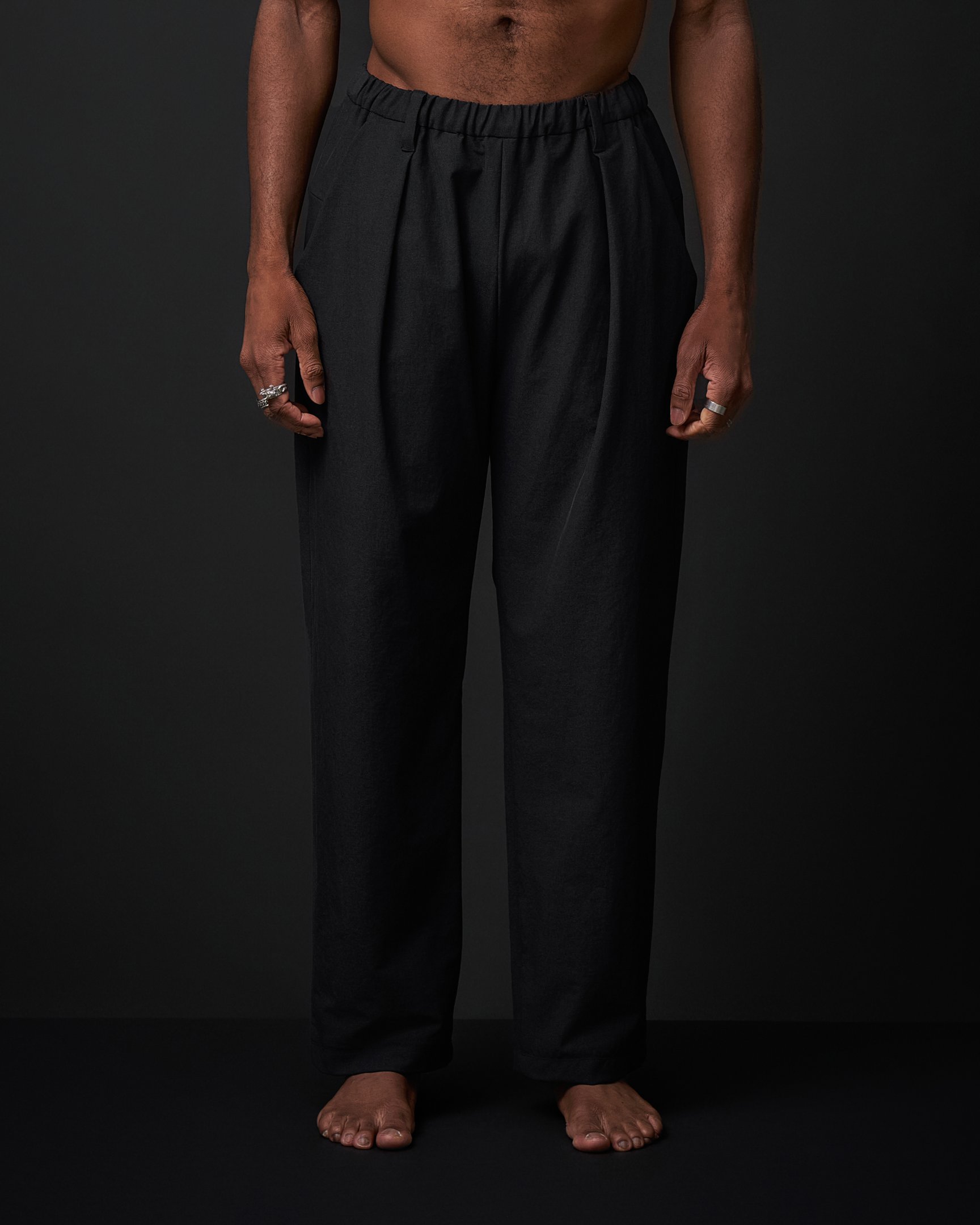 ウォレットパンツリゾートを着た男性モデル