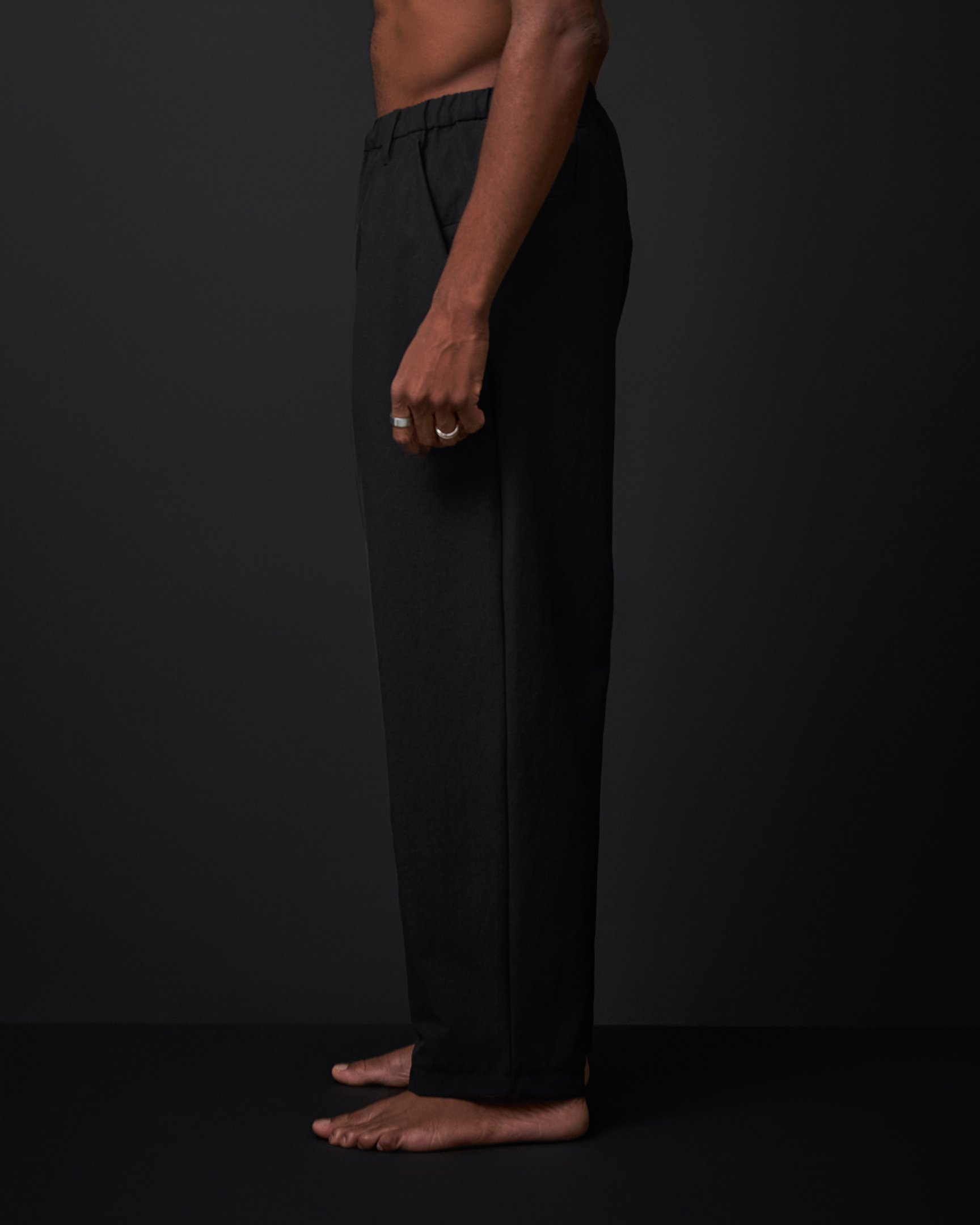 ウォレットパンツリゾートを着た男性モデル