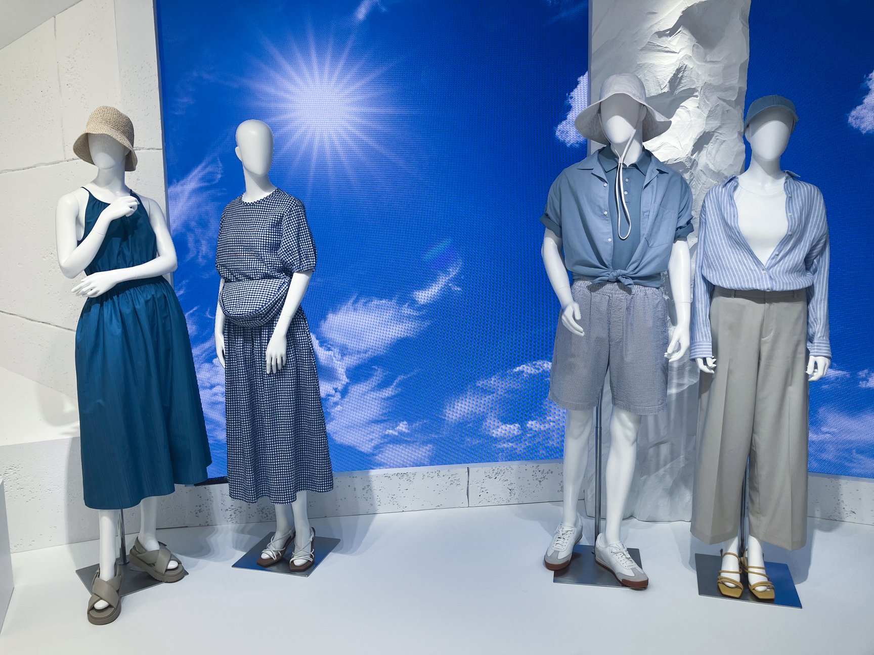 「夏のアテネ」がテーマのアイテムを着た4体のマネキン