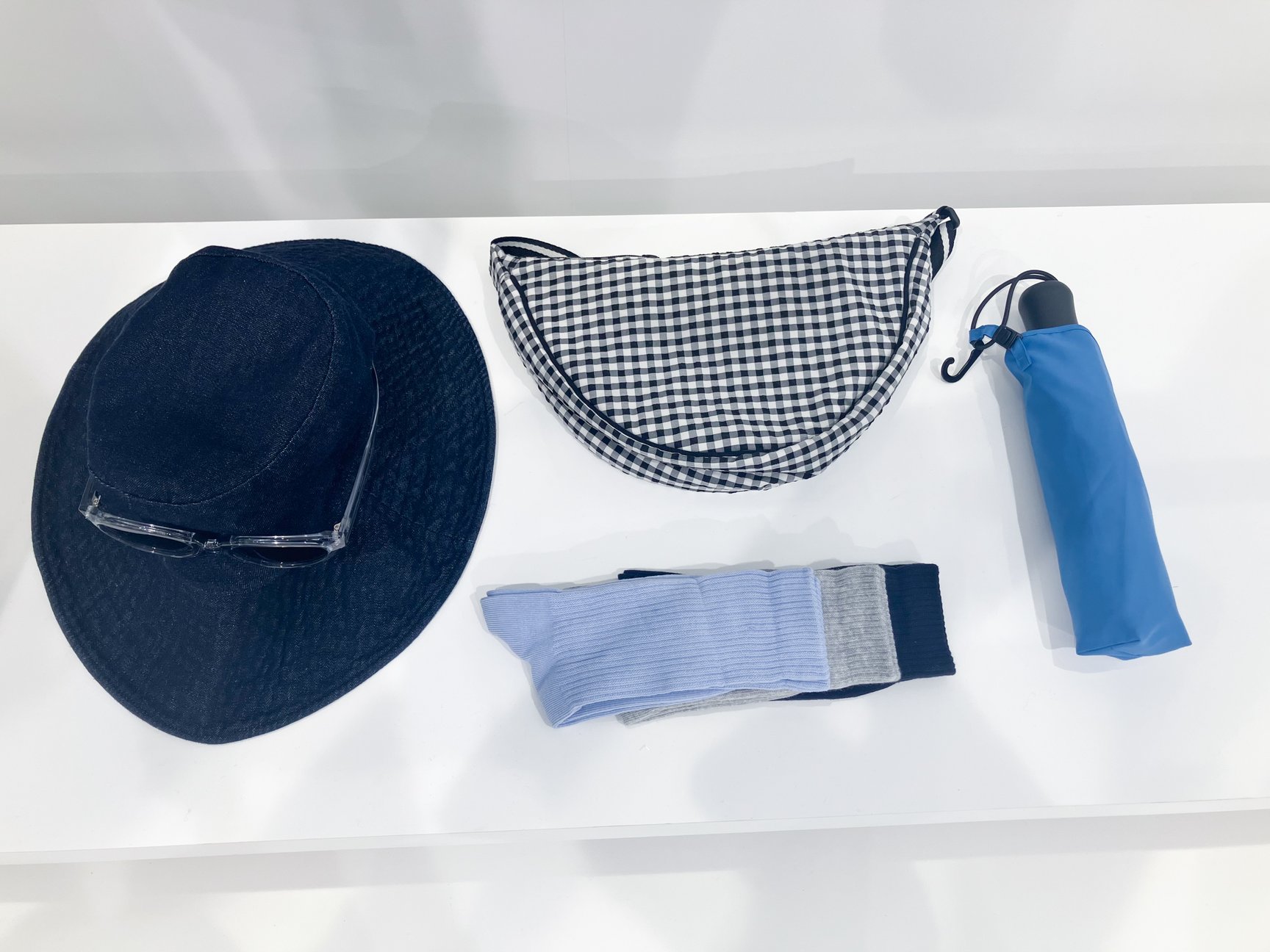 ブラックのギンガムチェックのラウンドミニショルダーバッグ