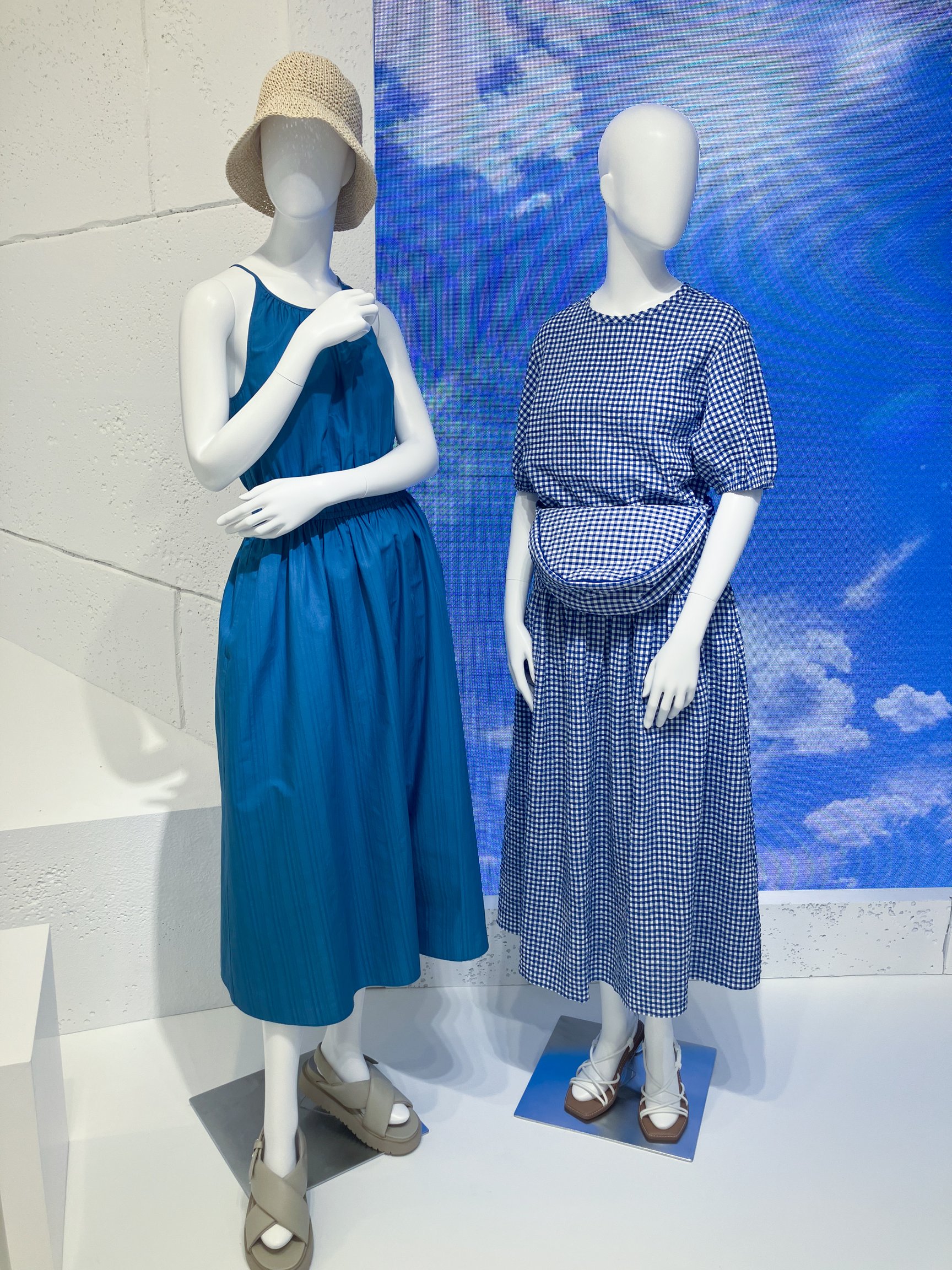 「夏のアテネ」がテーマのアイテムを着た2体のマネキン