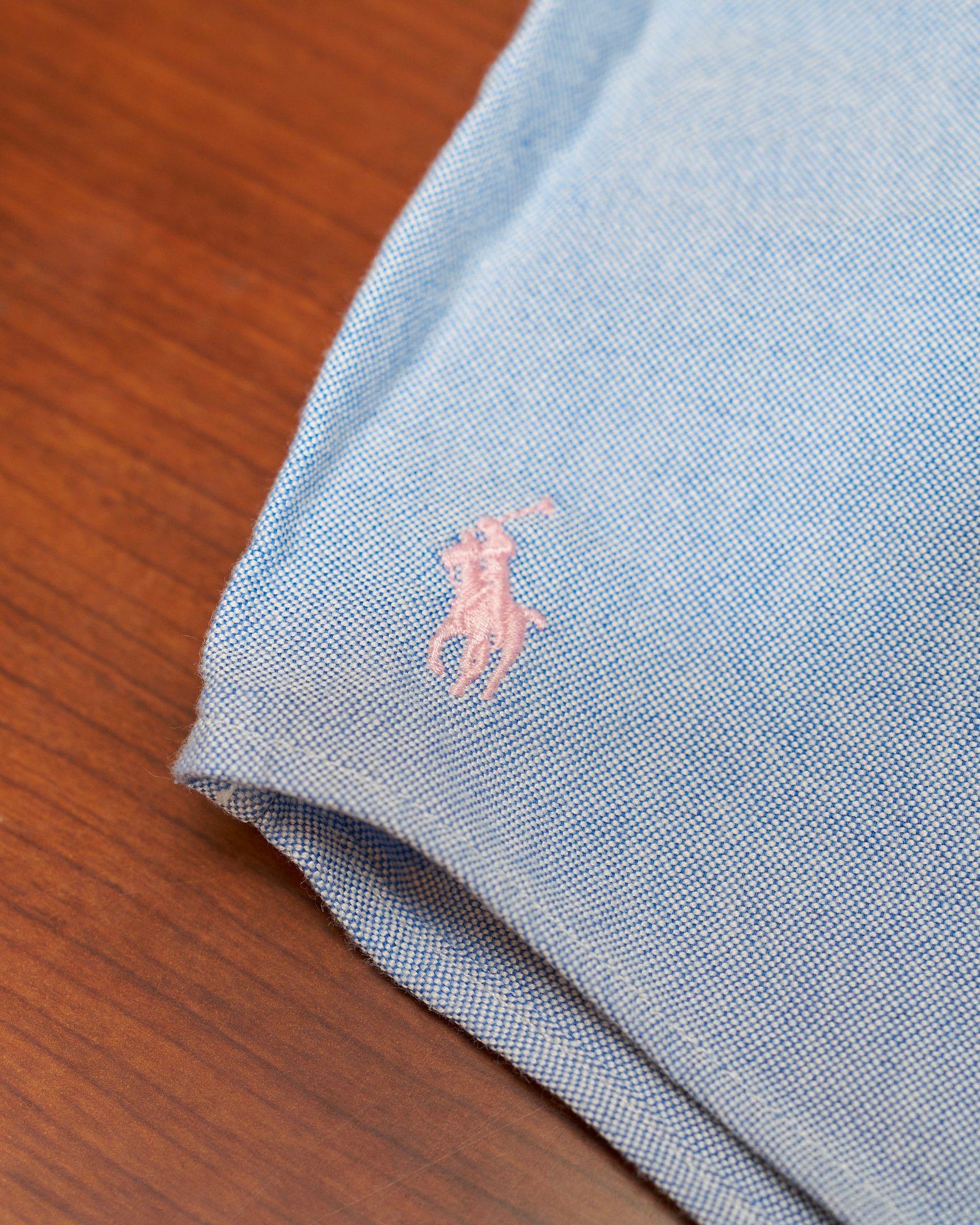 ラルフ ローレン社が展開していた「The Big Shirt」型のシャツの裾にあしらわれたポロマーク