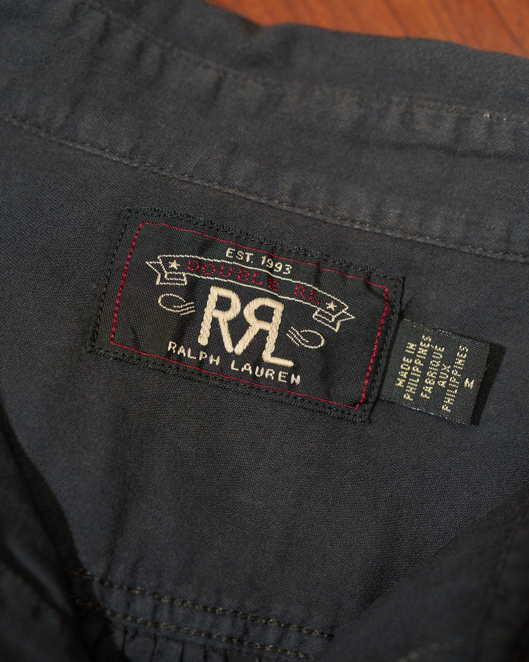 ラルフ ローレン社が1993年から現在まで展開するレーベル「ダブルアールエル」の2000年代のタグ